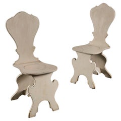 Una coppia di sedie da sala Sgabello dipinte di bianco del XIX secolo