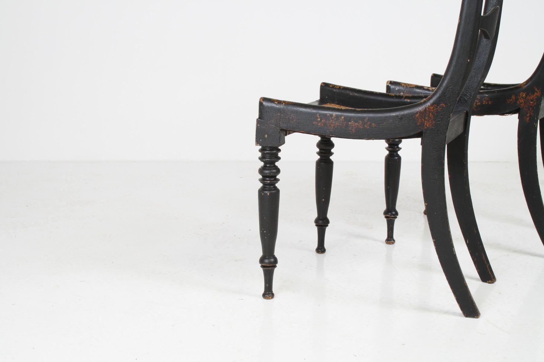 Coppia di sedie da salotto antiche Chinoiserie ebanizzate del XIX secolo con sedili a canna in vendita 4