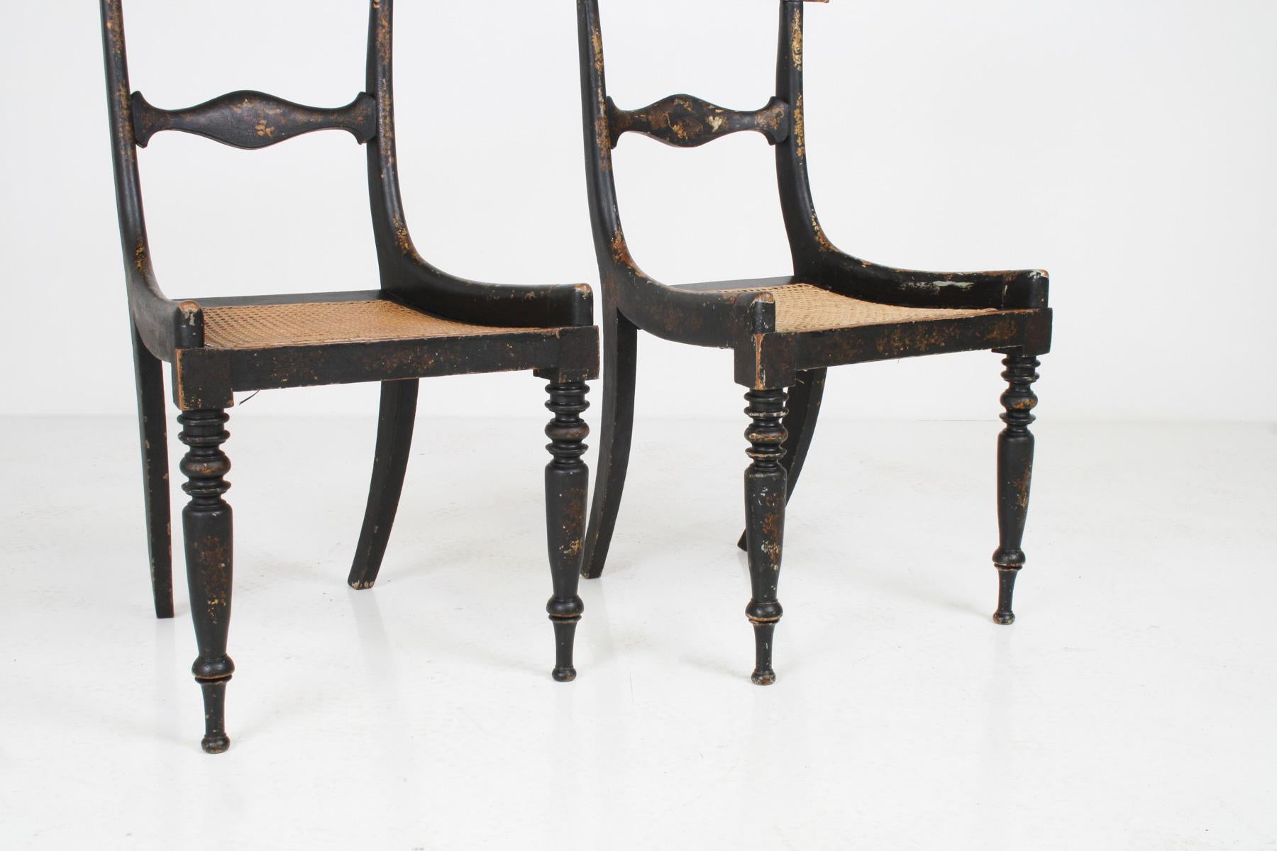 Coppia di sedie da salotto antiche Chinoiserie ebanizzate del XIX secolo con sedili a canna in vendita 5
