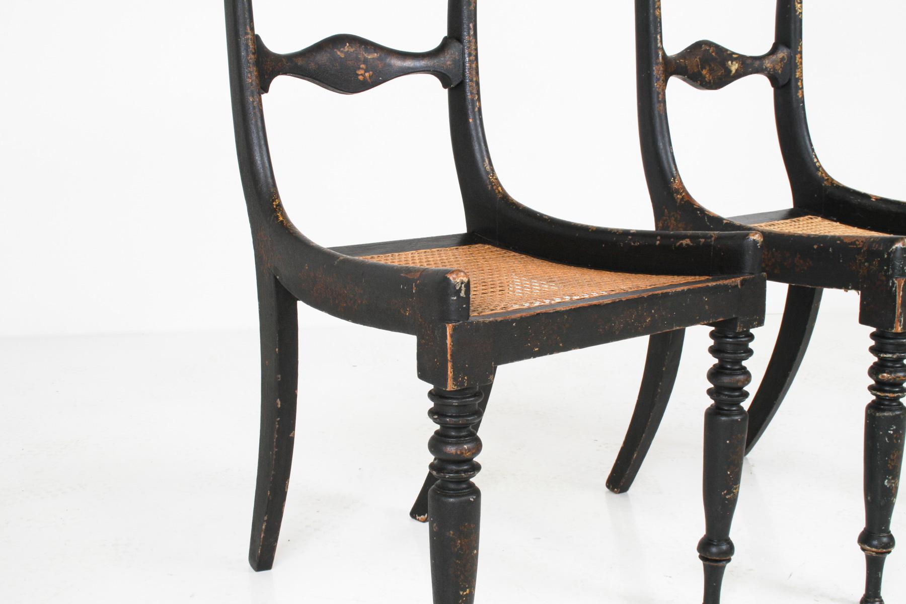Coppia di sedie da salotto antiche Chinoiserie ebanizzate del XIX secolo con sedili a canna in vendita 8