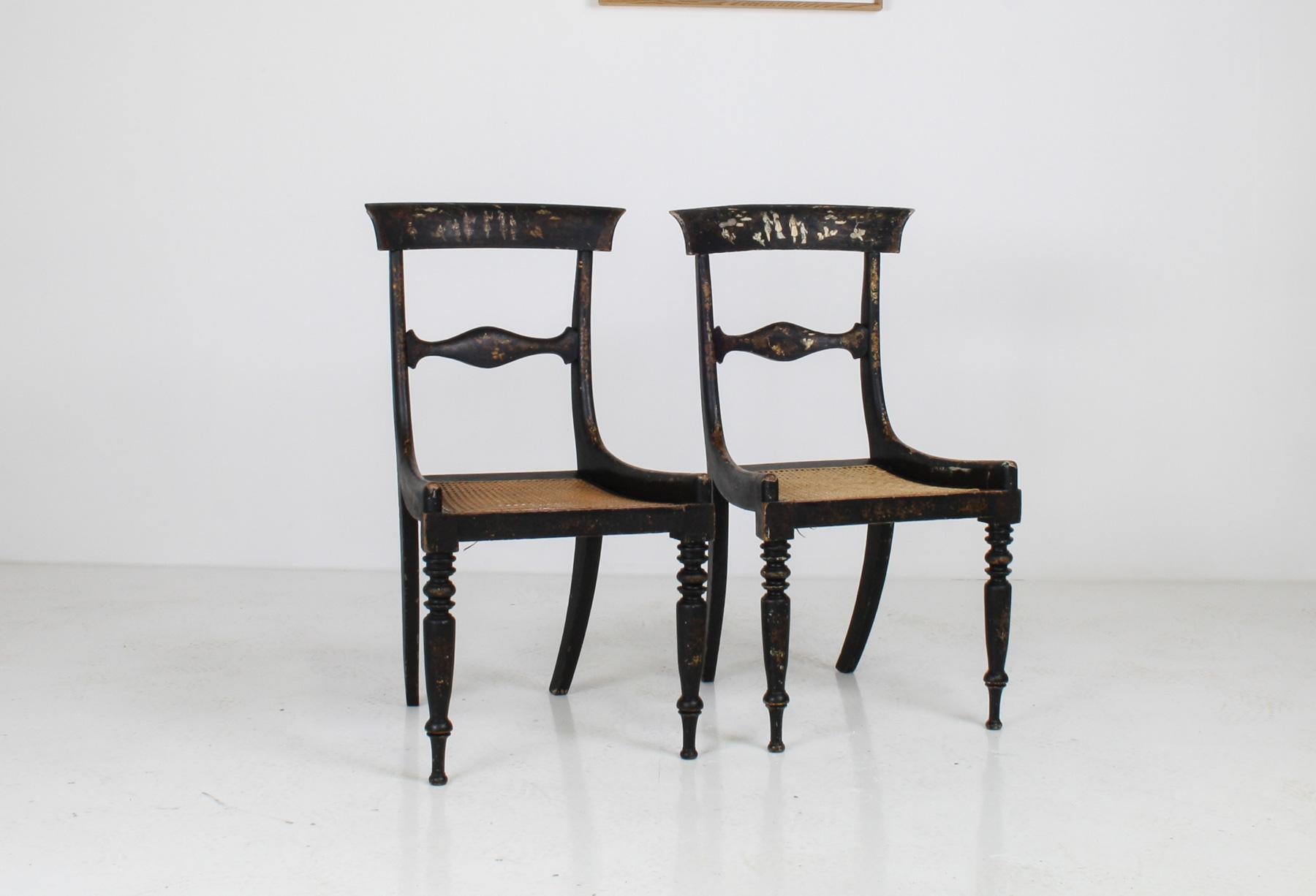 Squisita coppia di sedie antiche Chinoiserie ebanizzate del XIX secolo con sedute a canne
Lasciati conquistare dall'eleganza senza tempo di queste splendide sedie antiche cineserie ebanizzate del XIX secolo, caratterizzate da sedute in canna
