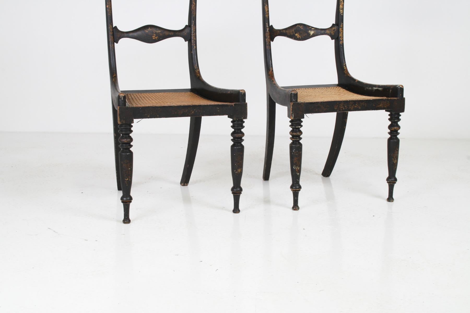 Ebanizzato Coppia di sedie da salotto antiche Chinoiserie ebanizzate del XIX secolo con sedili a canna in vendita