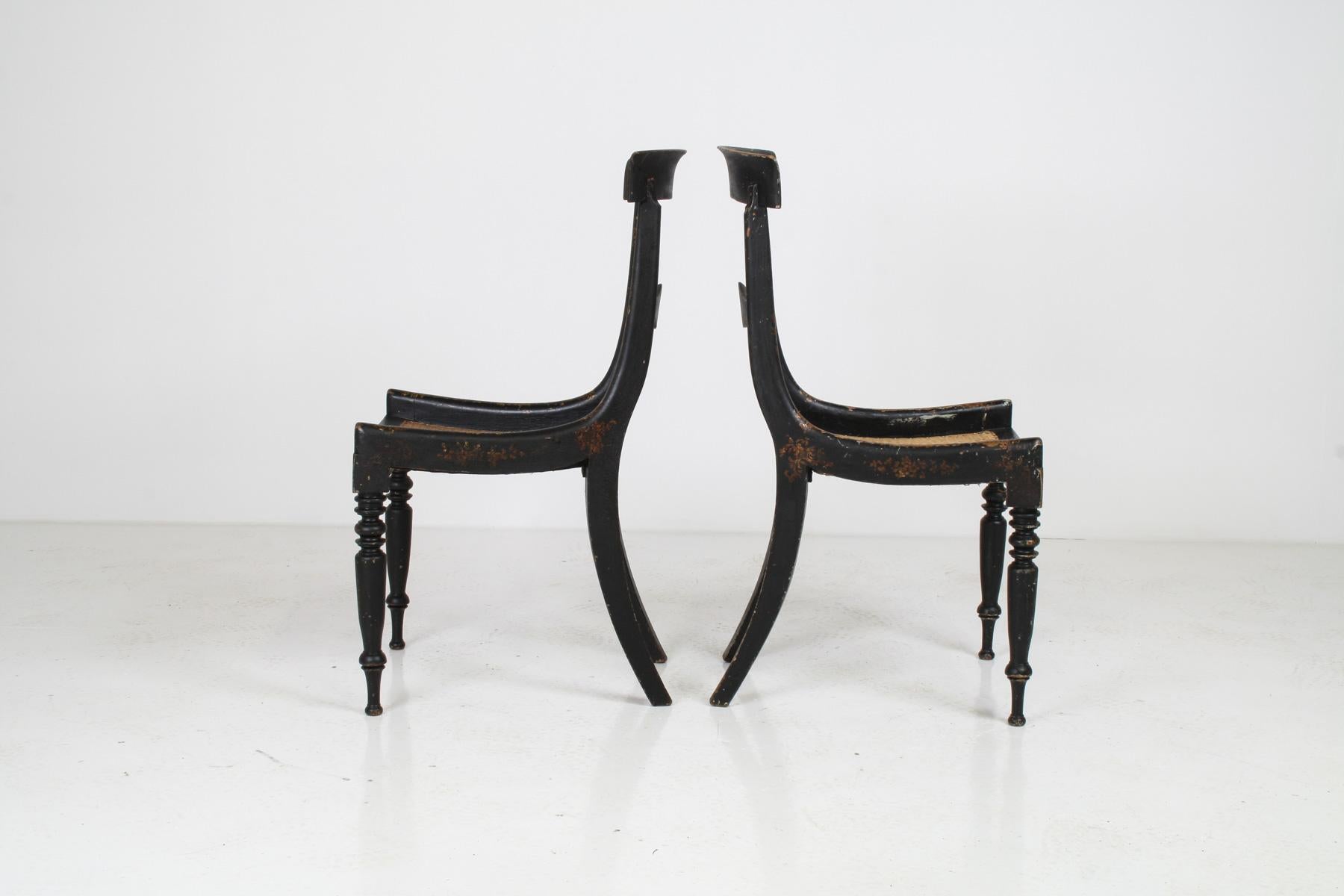 Faggio Coppia di sedie da salotto antiche Chinoiserie ebanizzate del XIX secolo con sedili a canna in vendita