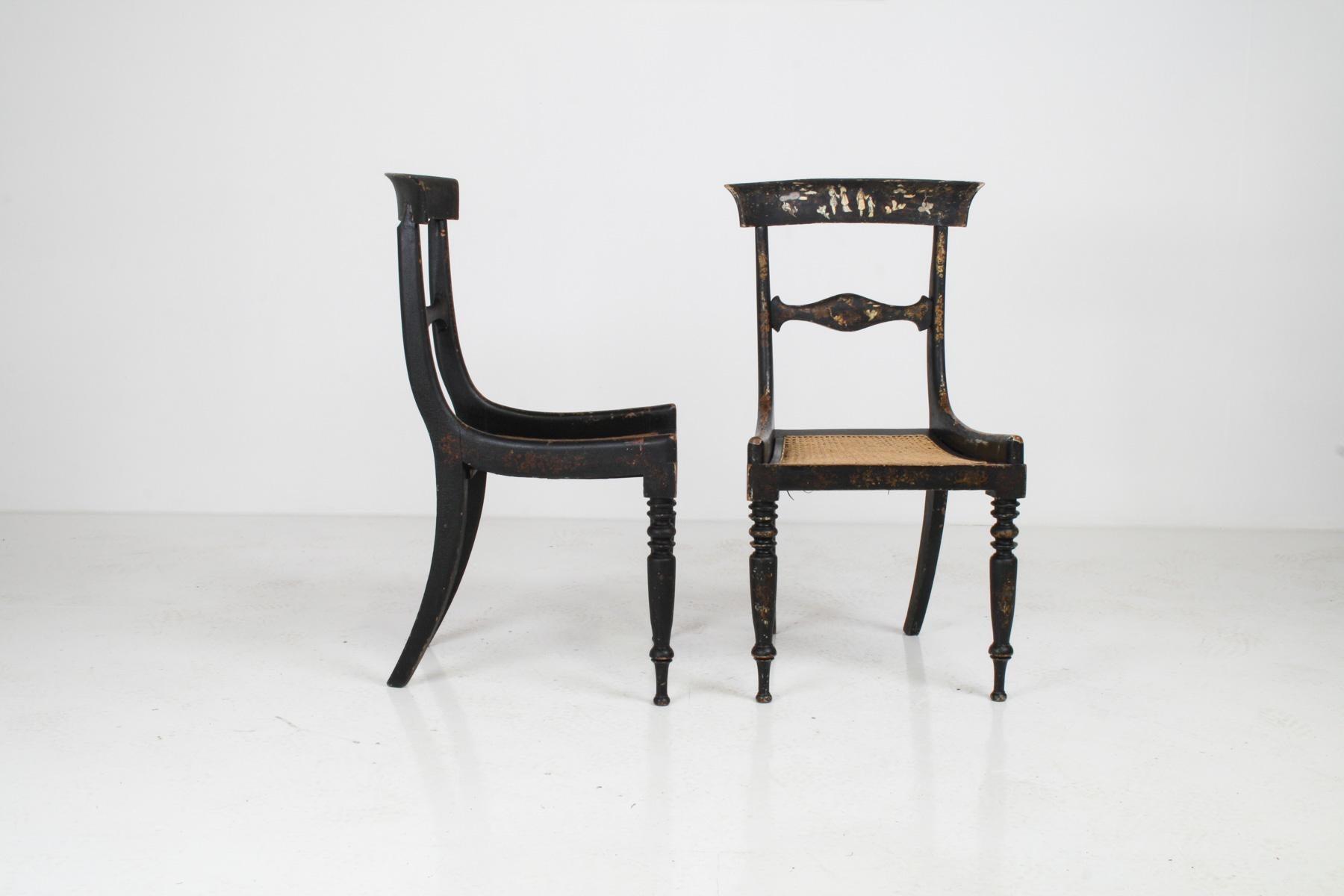Coppia di sedie da salotto antiche Chinoiserie ebanizzate del XIX secolo con sedili a canna in vendita 1