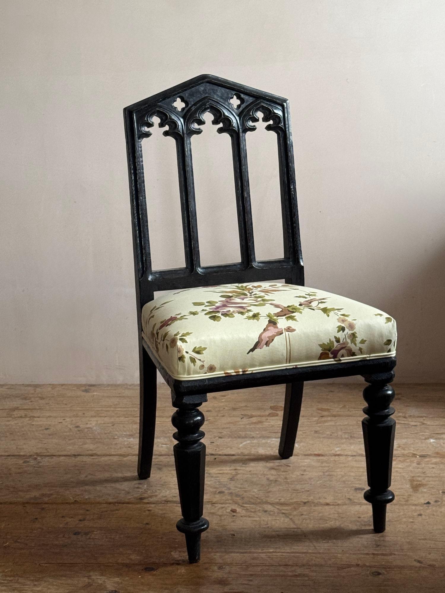 A pair of 19thC ebonised oak gothic revival chairs In Good Condition In Grange-Over-Sands, GB