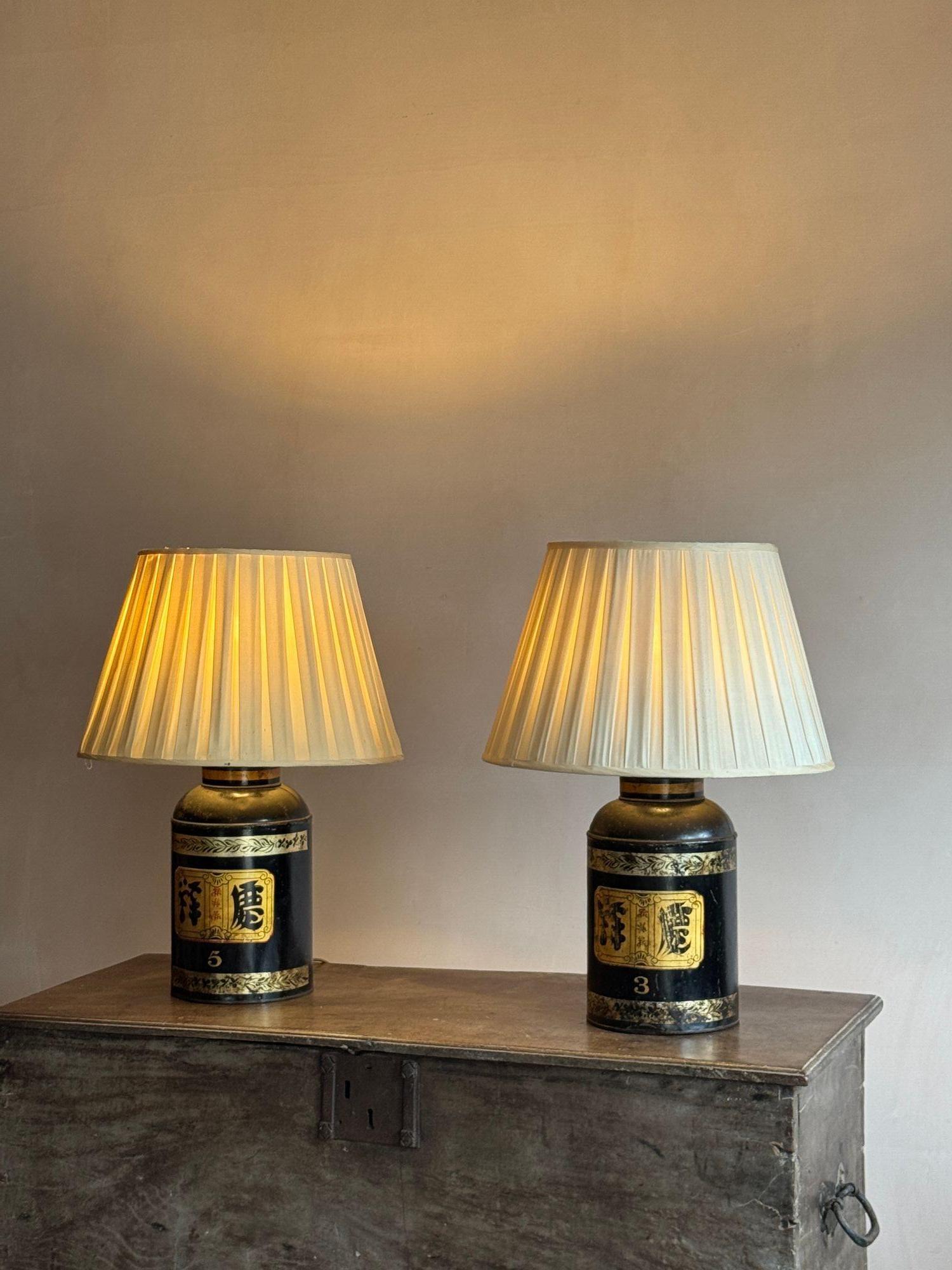 Fin du XIXe siècle A pair of 19thC tea canister lamps en vente