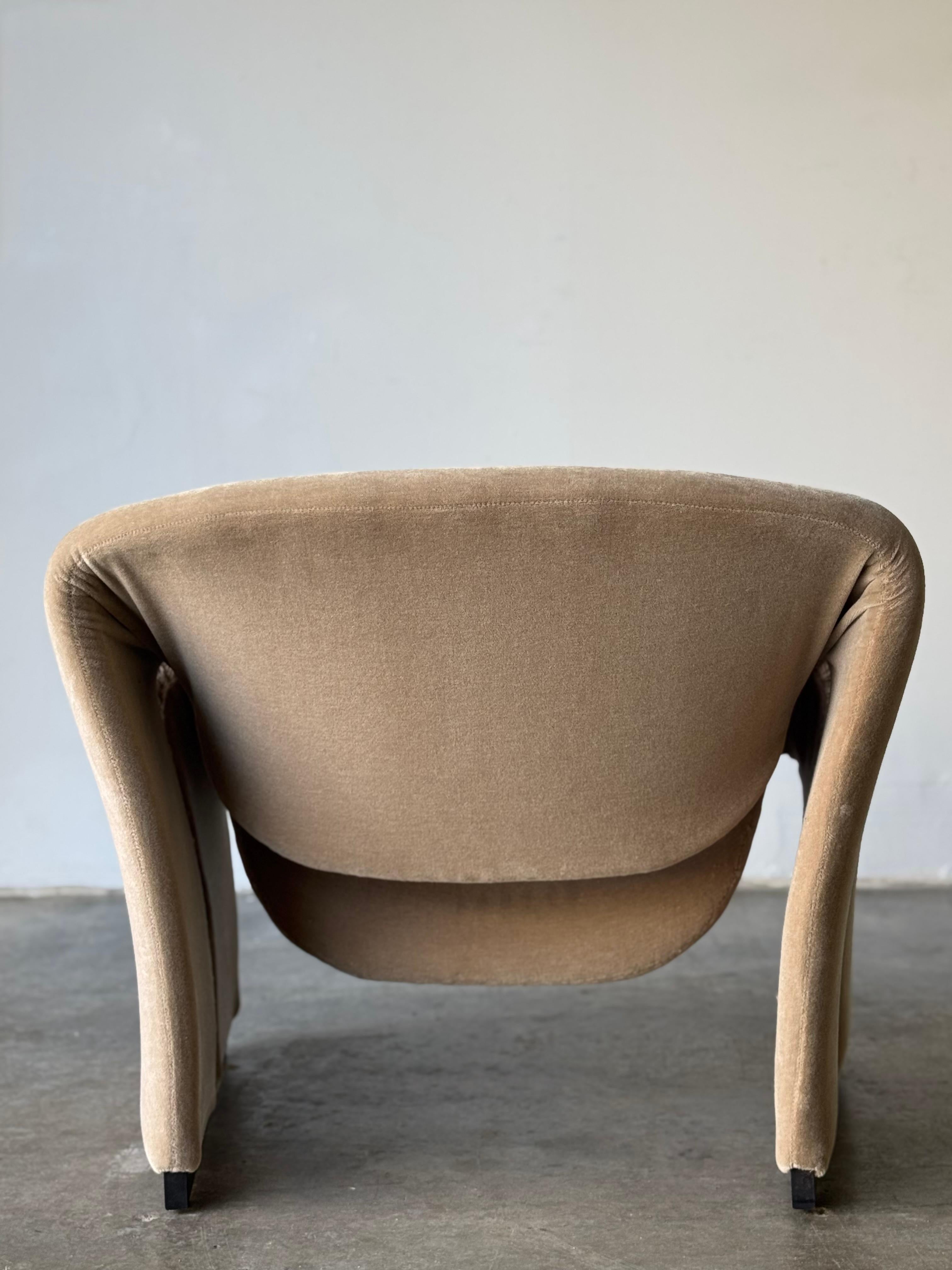 A Pair of 1st Edition Pierre Paulin F580 Groovy Armchairs in Knoll Mohair 4