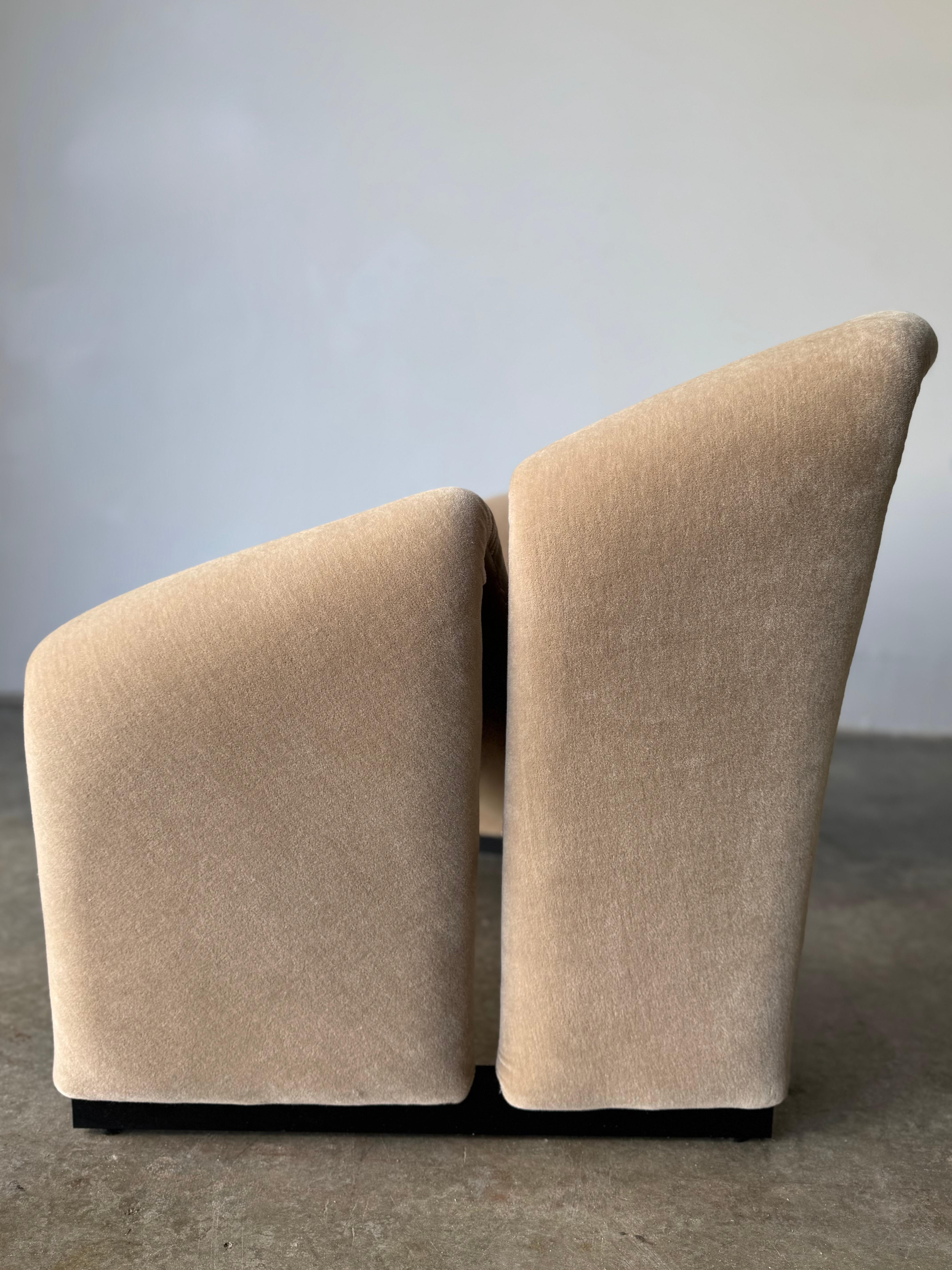 Post-Modern A Pair of 1st Edition Pierre Paulin F580 Groovy Armchairs in Knoll Mohair