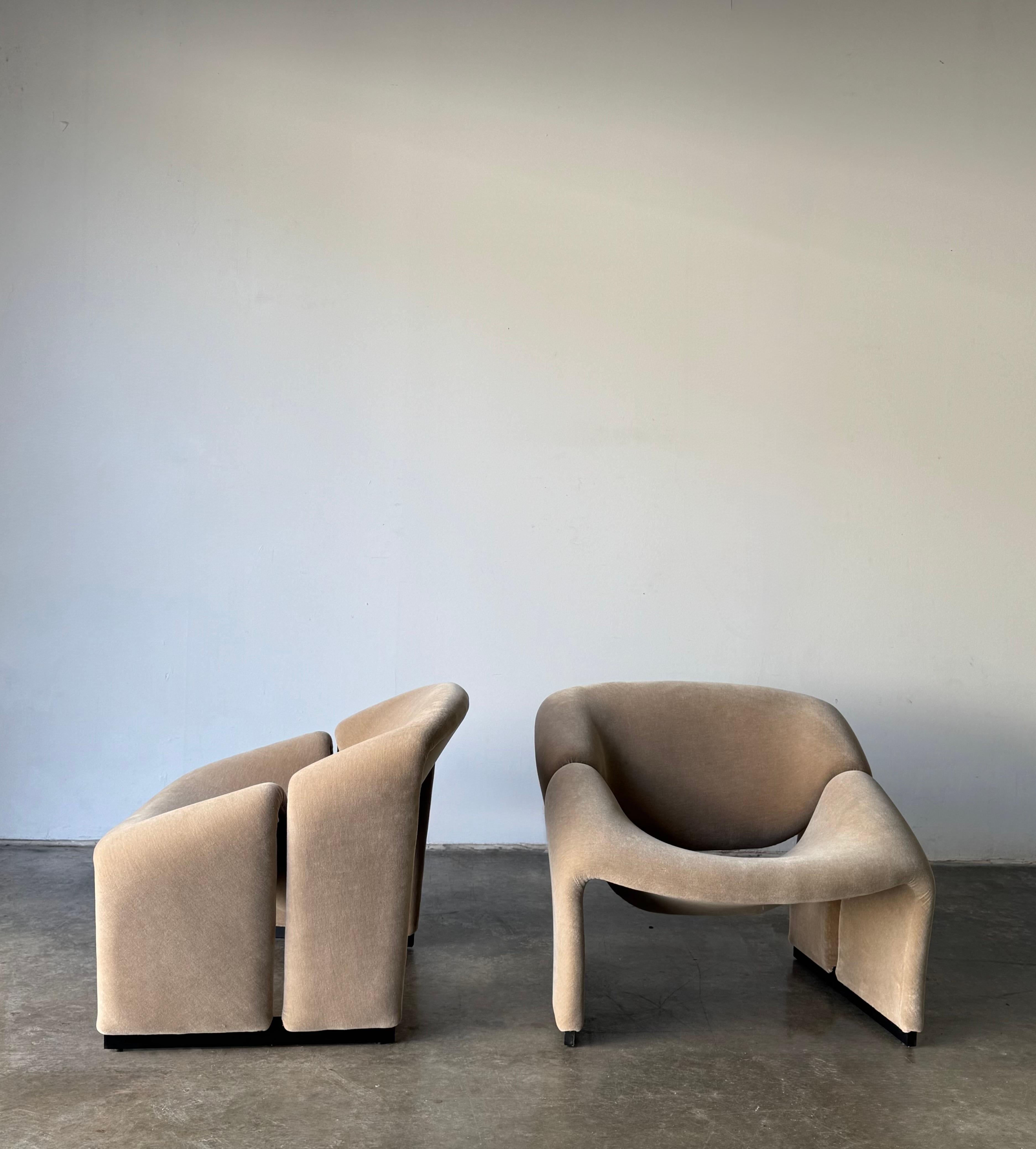 French A Pair of 1st Edition Pierre Paulin F580 Groovy Armchairs in Knoll Mohair