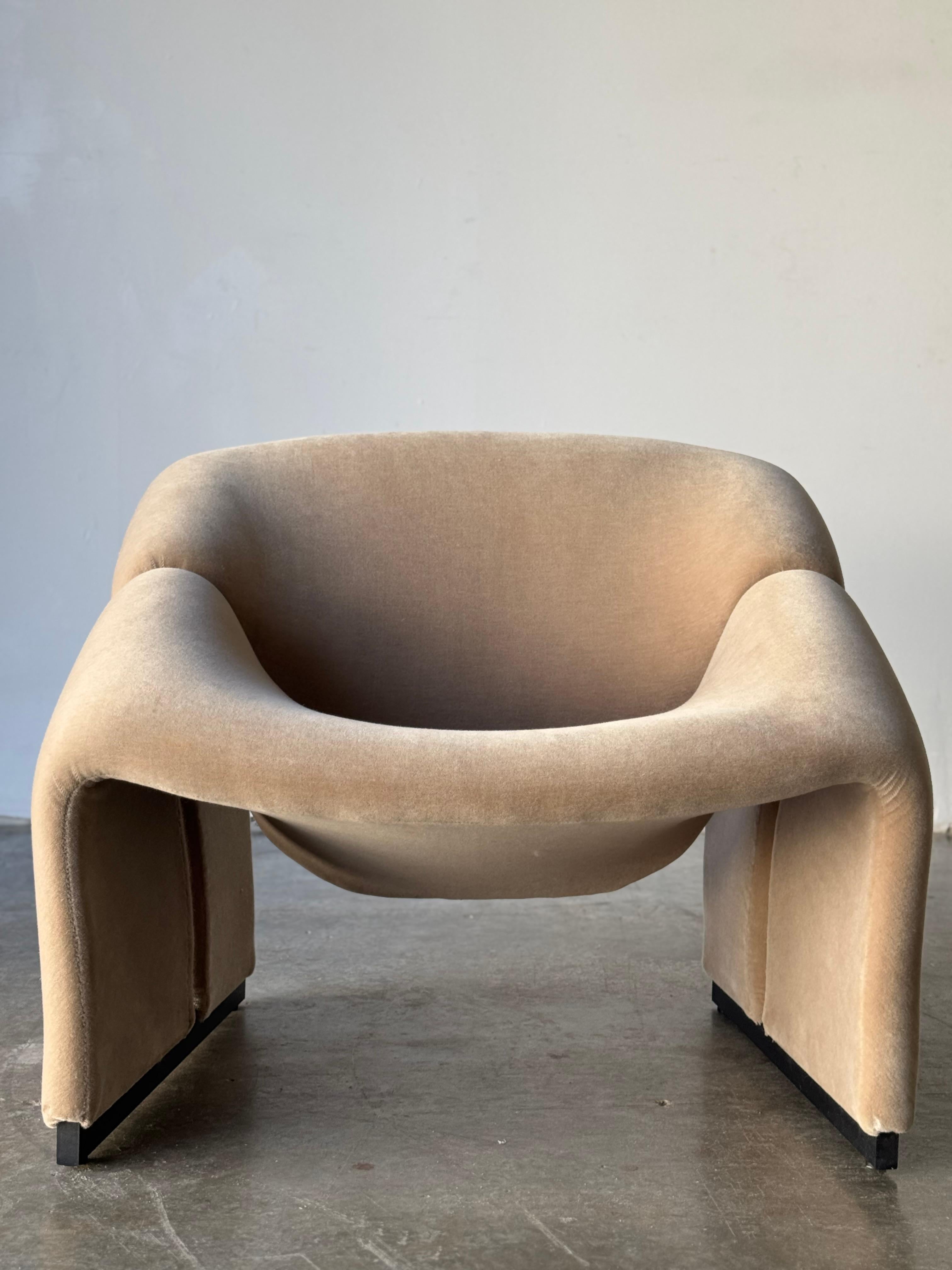 Mid-20th Century A Pair of 1st Edition Pierre Paulin F580 Groovy Armchairs in Knoll Mohair