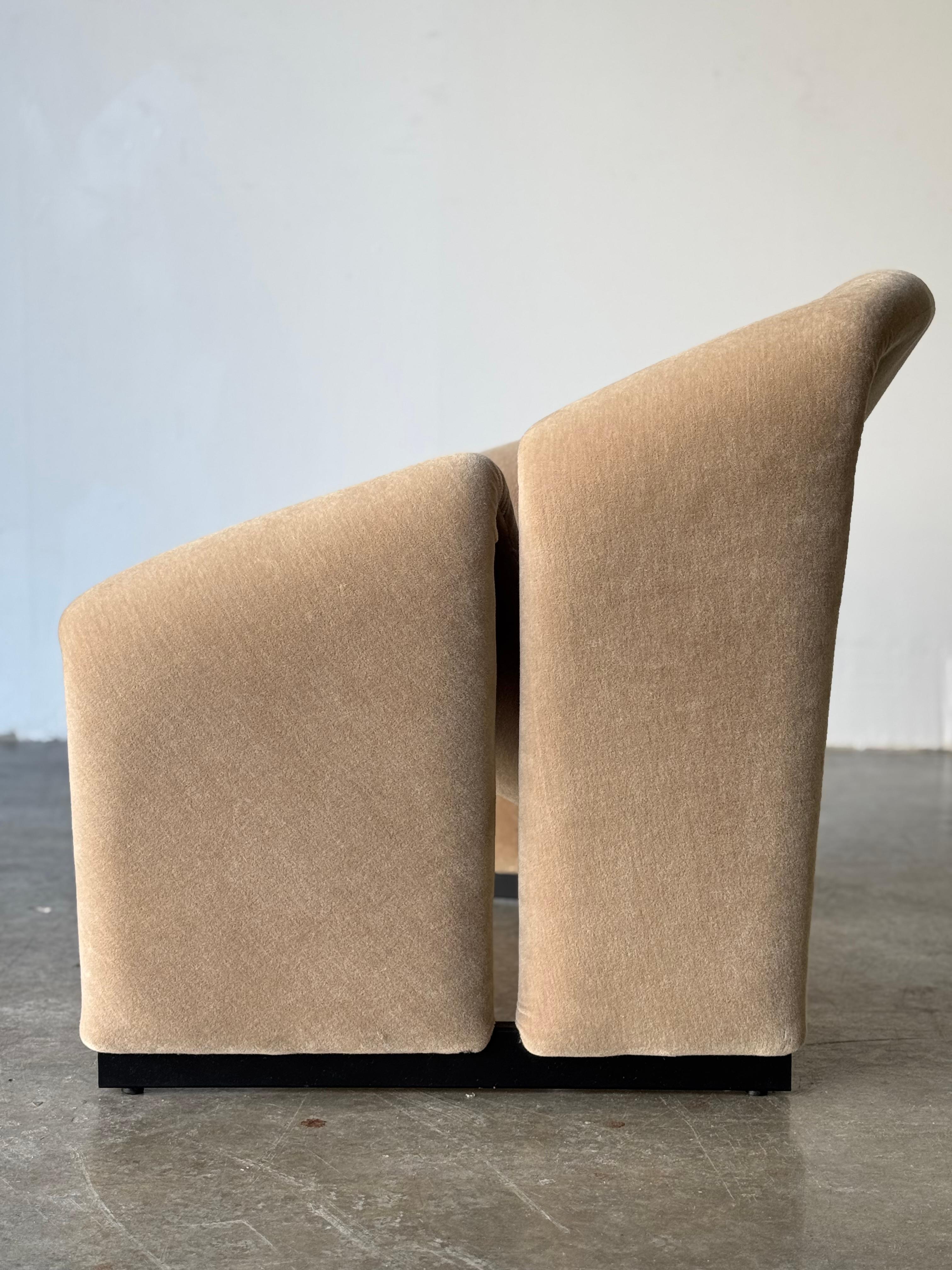 A Pair of 1st Edition Pierre Paulin F580 Groovy Armchairs in Knoll Mohair 2
