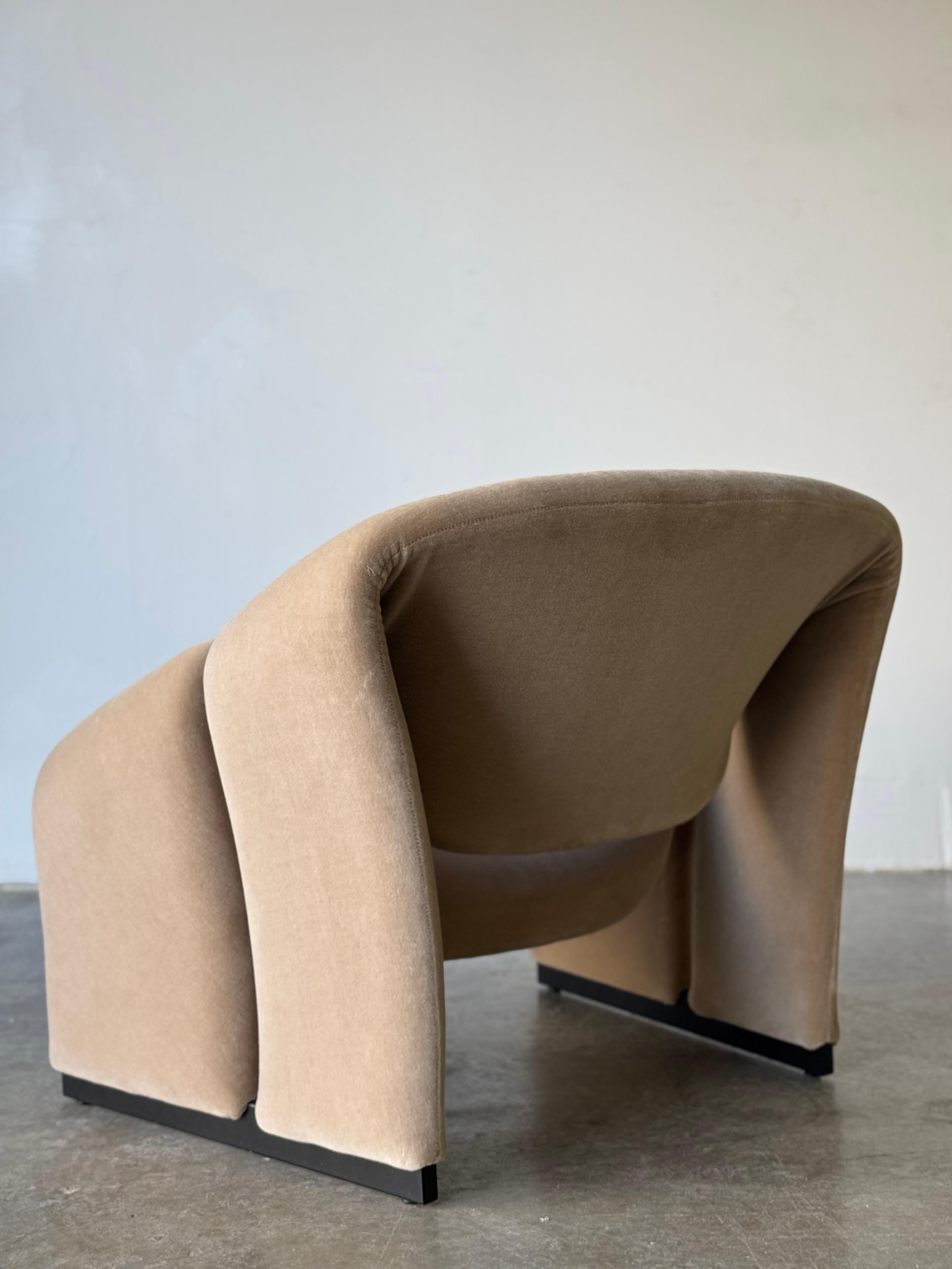 A Pair of 1st Edition Pierre Paulin F580 Groovy Armchairs in Knoll Mohair 3