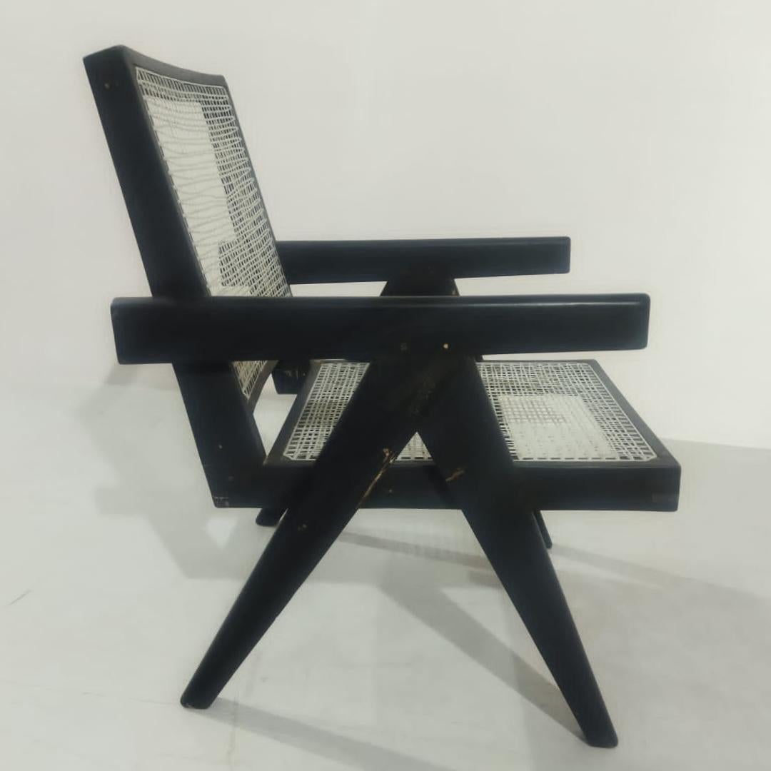 La simplicité brute et intemporelle de l'éthique de conception de Pierre Jeanneret pour son projet Chandigarh a fait de son fauteuil une icône du mobilier moderne du milieu du siècle dernier. Dotés d'un piétement de type compas ou A, ils sont reliés