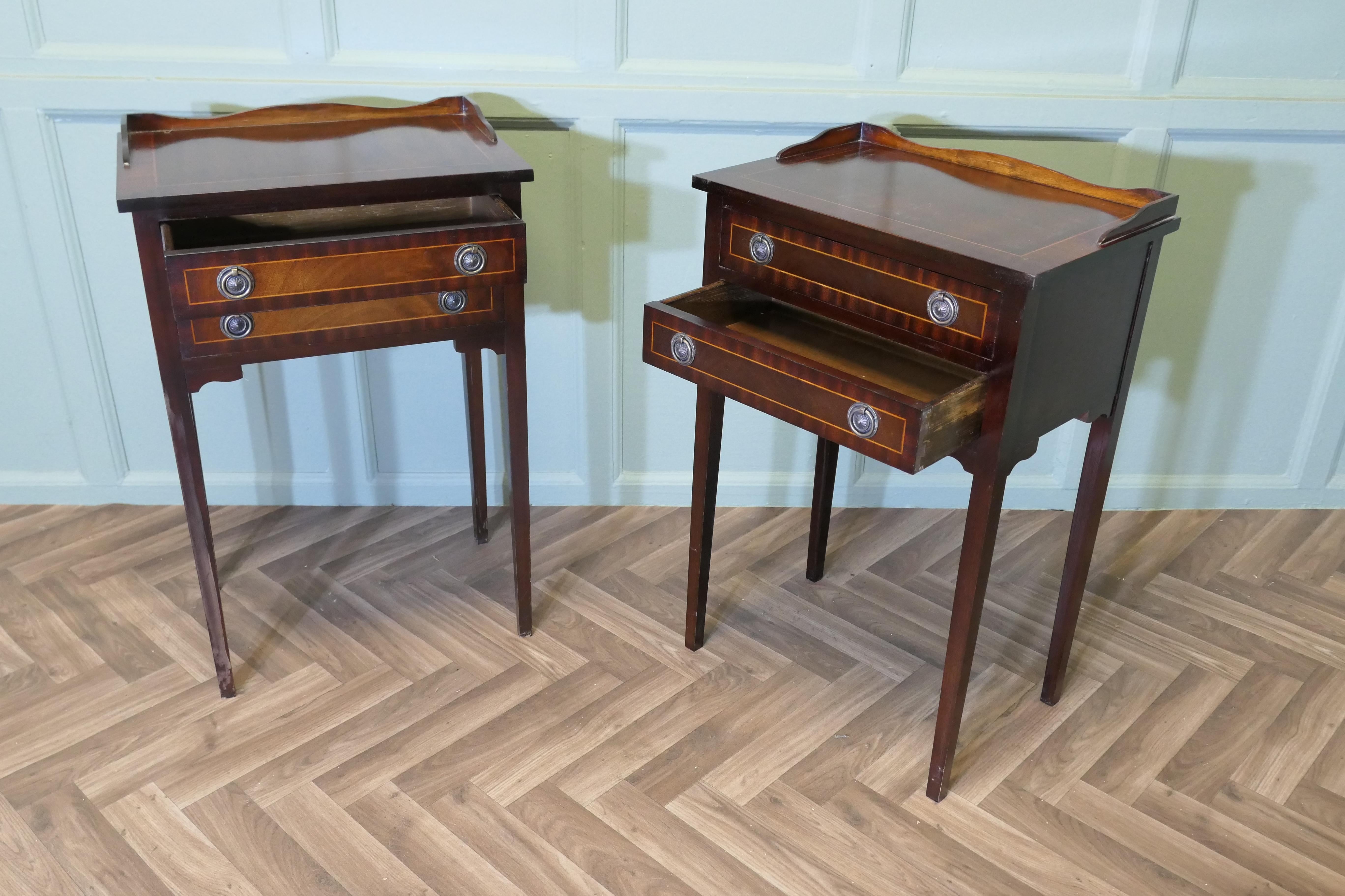 A Pair of 2 Drawer Night Tables, Bedside Cabinets (Ende des 20. Jahrhunderts) im Angebot