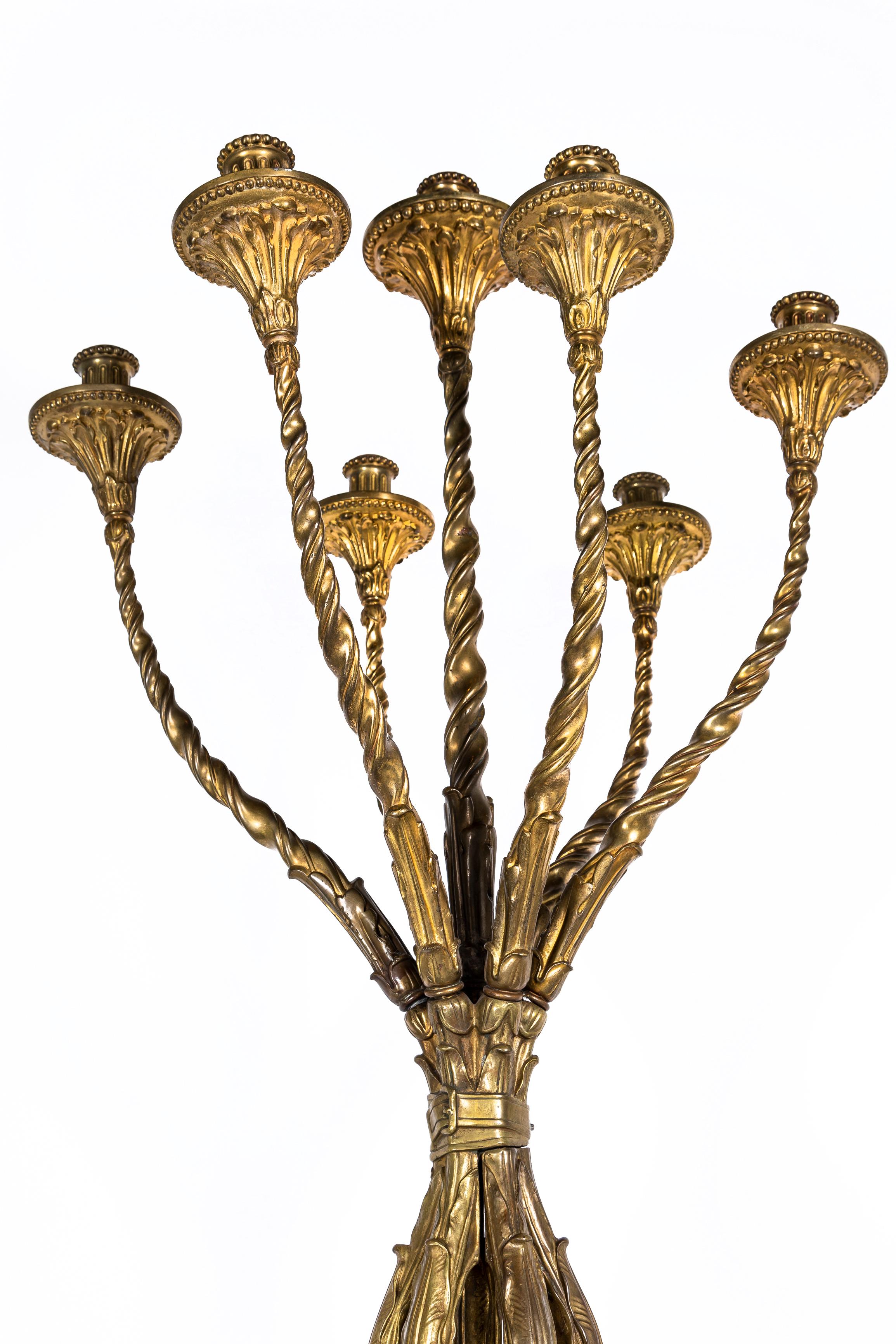 Rococò Una coppia di 20°. C. Torciere a 7 bracci in bronzo dorato americano Caldwell con piedi di leone in vendita