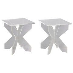 Una pareja del s. XX Mesas auxiliares personalizadas de Lucite sobre base en X
