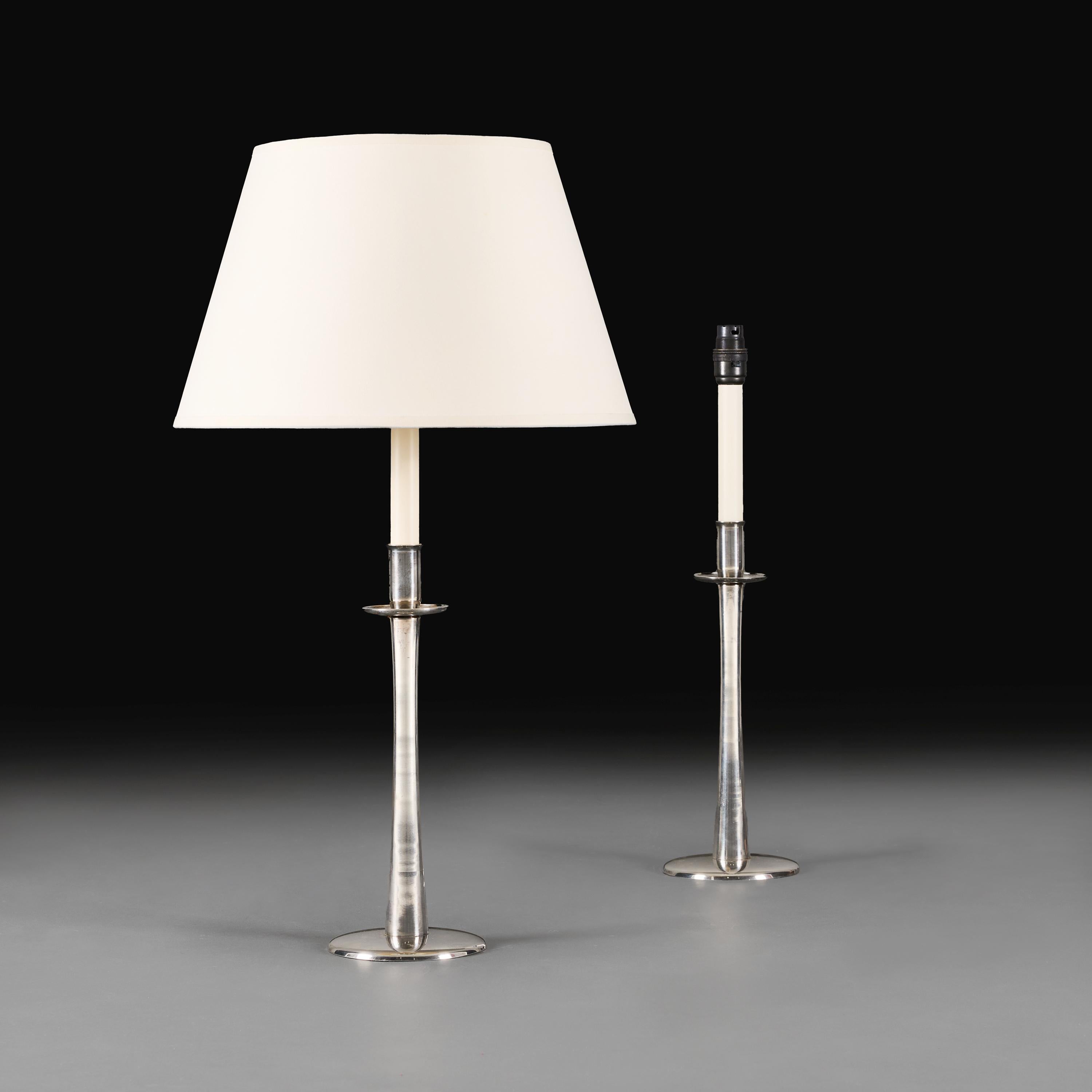 Danemark, vers 1950

Paire de chandeliers danois en métal argenté du milieu du vingtième siècle, avec bases circulaires et plateaux d'égouttage, aujourd'hui raccordés à l'électricité et dotés d'accessoires pour bougies.

Hauteur du bougeoir : 32,00