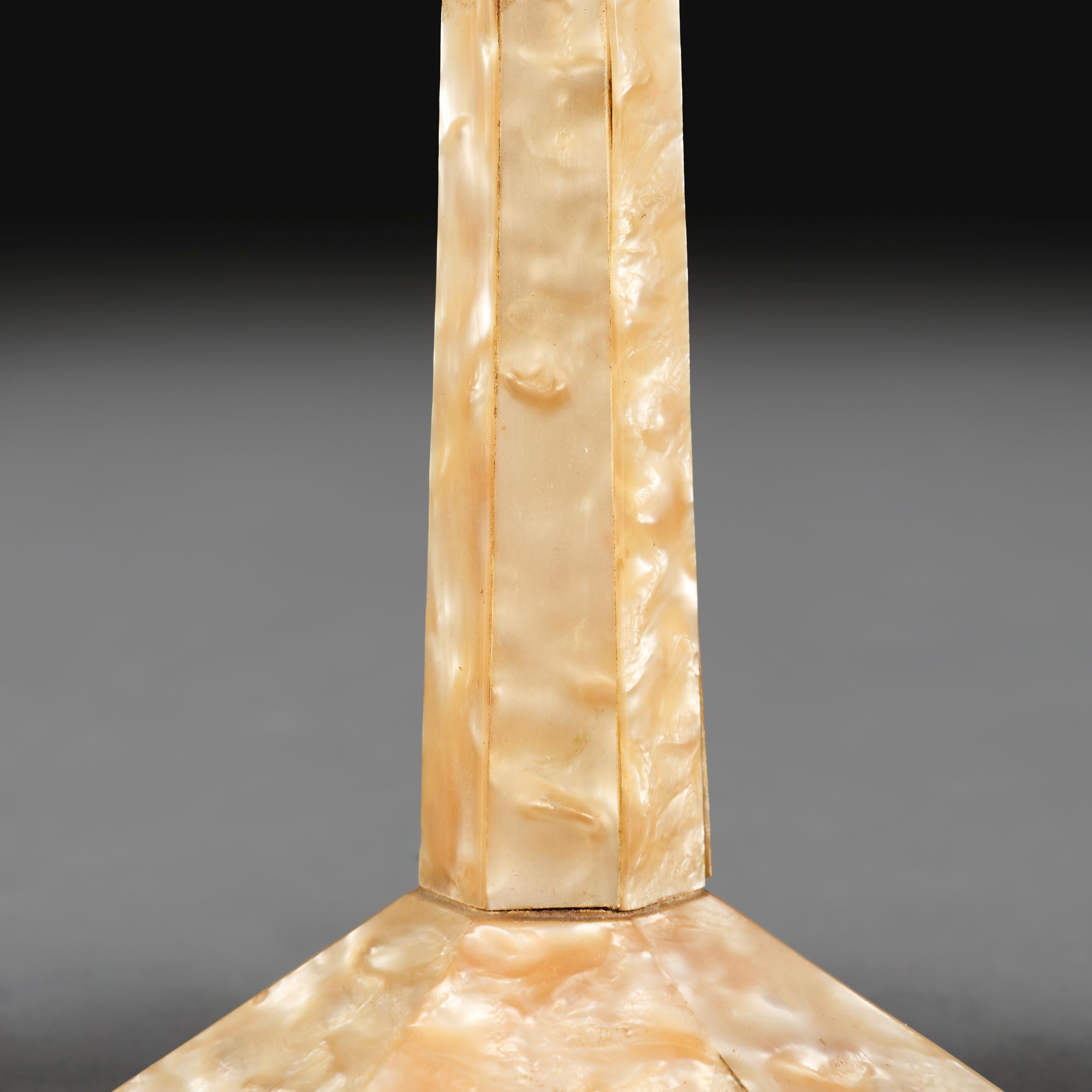 Pareja de lámparas de imitación de nácar del siglo XX en Bueno estado para la venta en London, GB