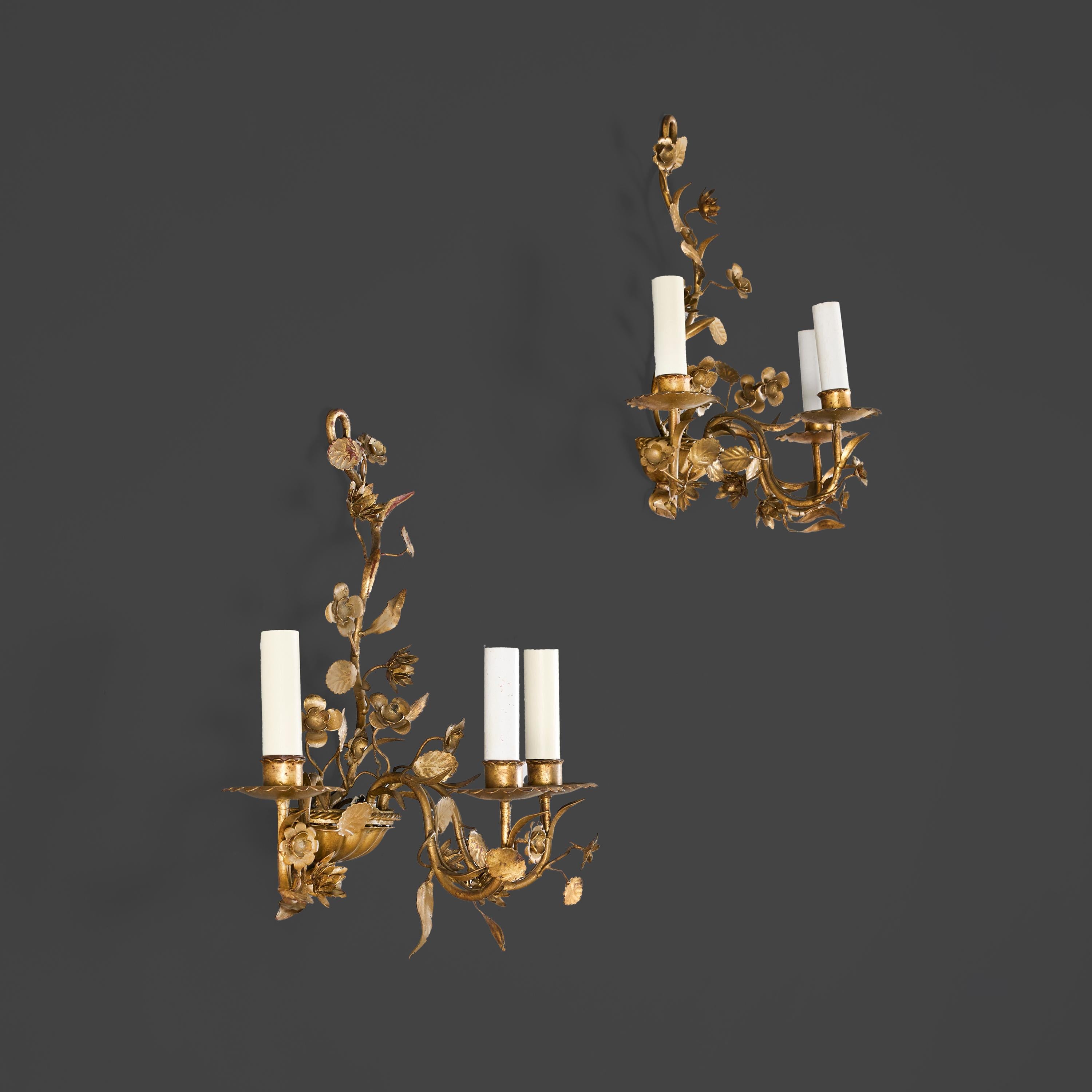 Francia, hacia 1930

Pareja de apliques de tole dorado del siglo XX decorados con rocíos florales alrededor de tres brazos de vela con bandejas de goteo festoneadas.

Altura  42,00 cm
Anchura   38.00cm

Tenga en cuenta:

Actualmente cableado para el