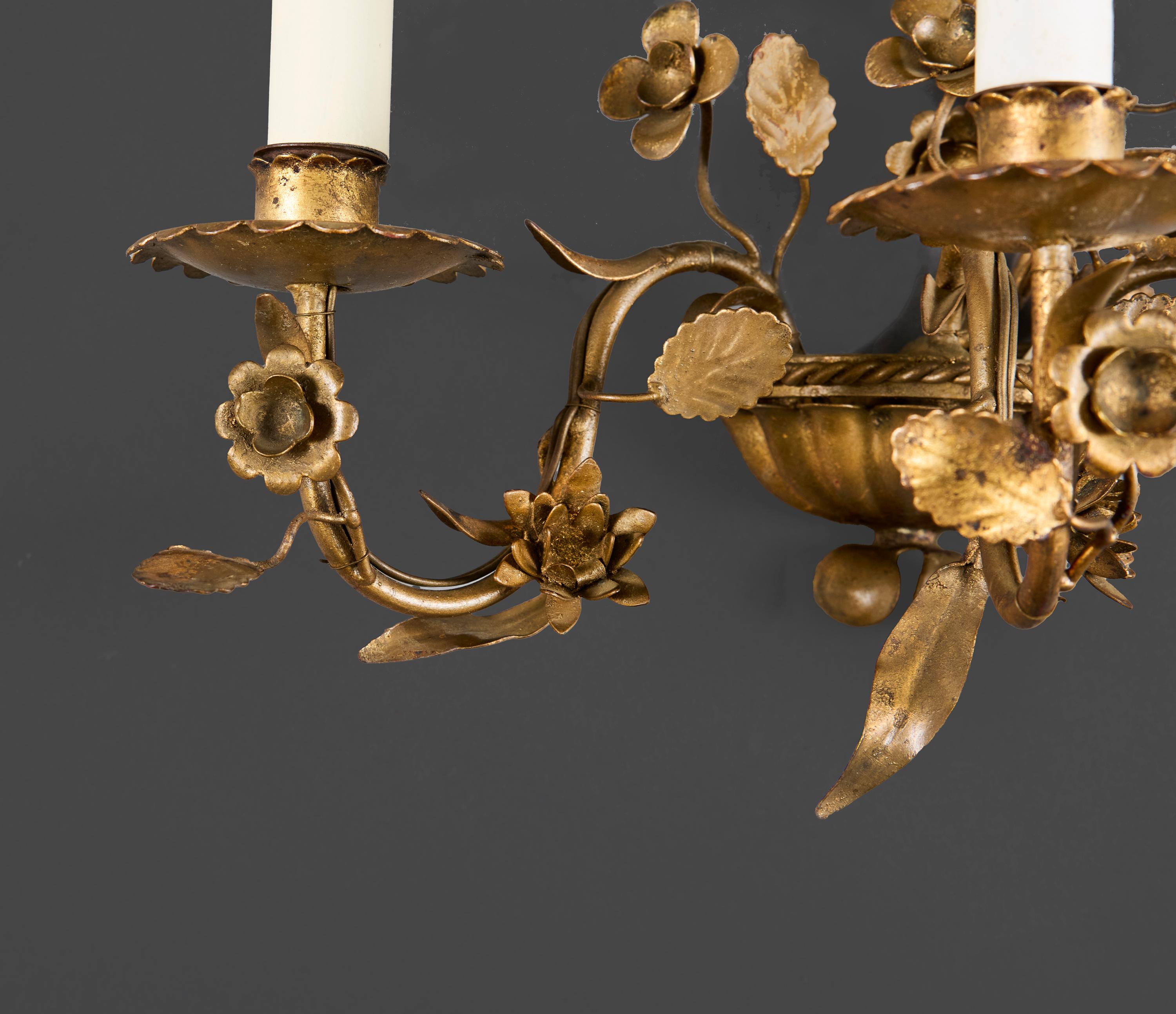 Pareja de apliques florales de tole dorado franceses del siglo XX en Bueno estado para la venta en London, GB