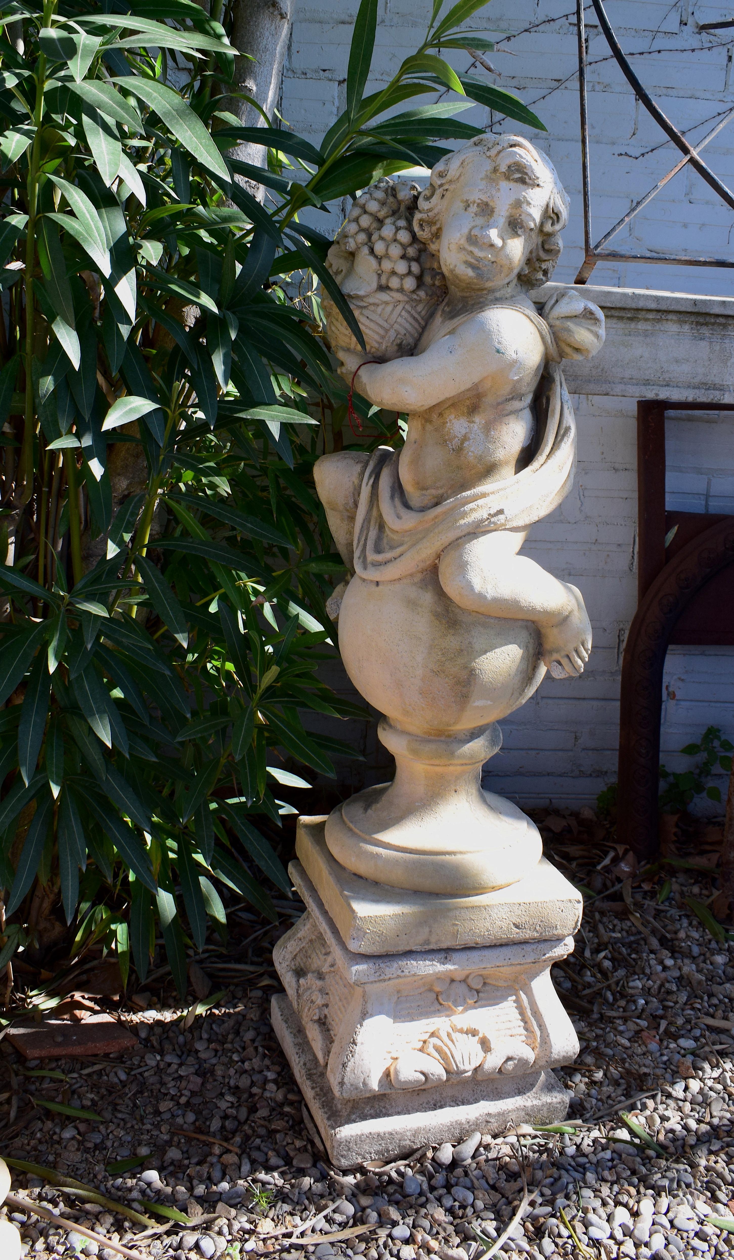 Pair of 20th Century Garden Cherubs on Square Plinths In Good Condition For Sale In Vulpellac, Girona