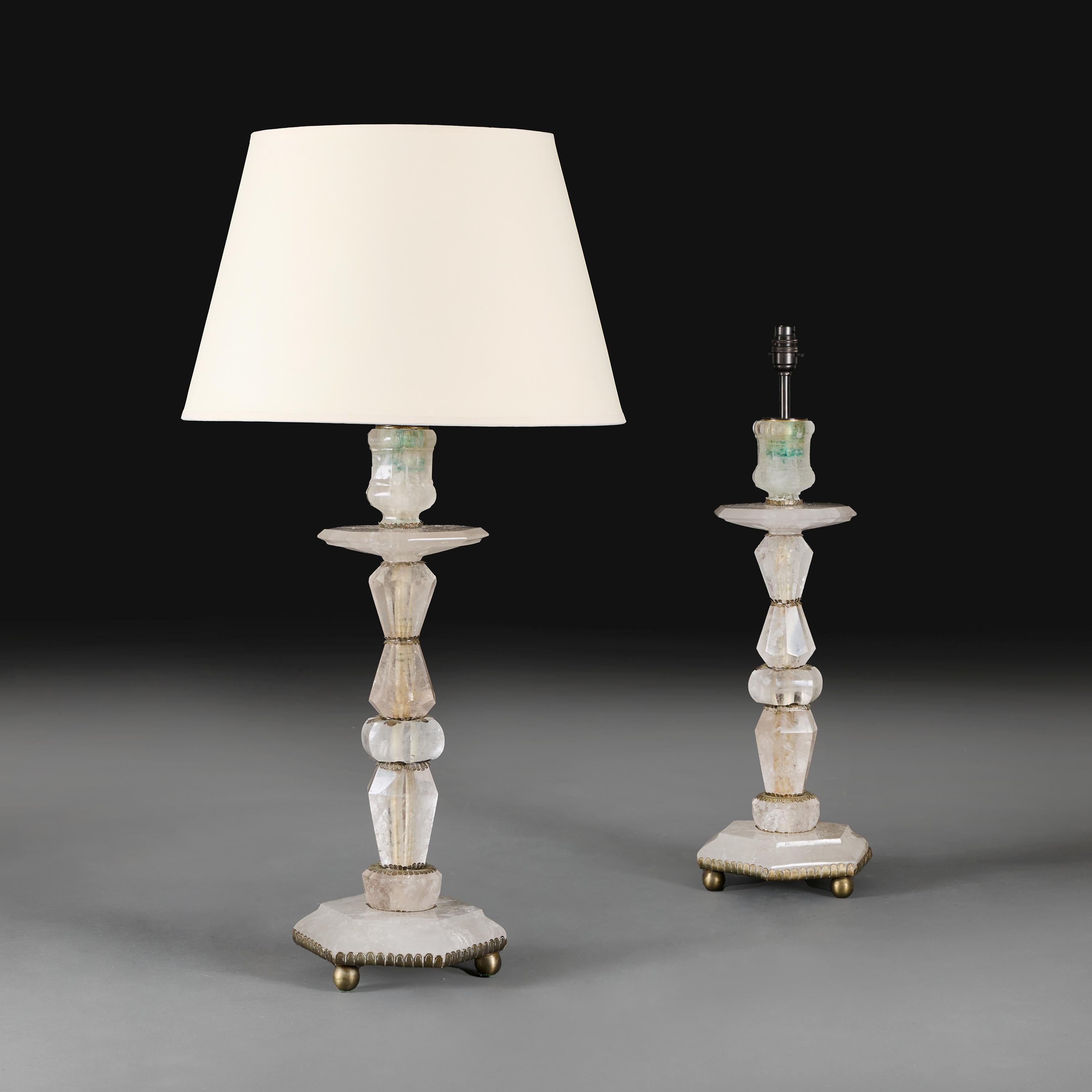 Francia, hacia 1960

Un par de lámparas de cristal de roca de la Maison Jansen de mediados del siglo XX, de gran tamaño, de forma hexagonal con metalistería de latón en todo el cuerpo, todas apoyadas sobre tres pies de bola.

Altura 57,00 cm
Altura