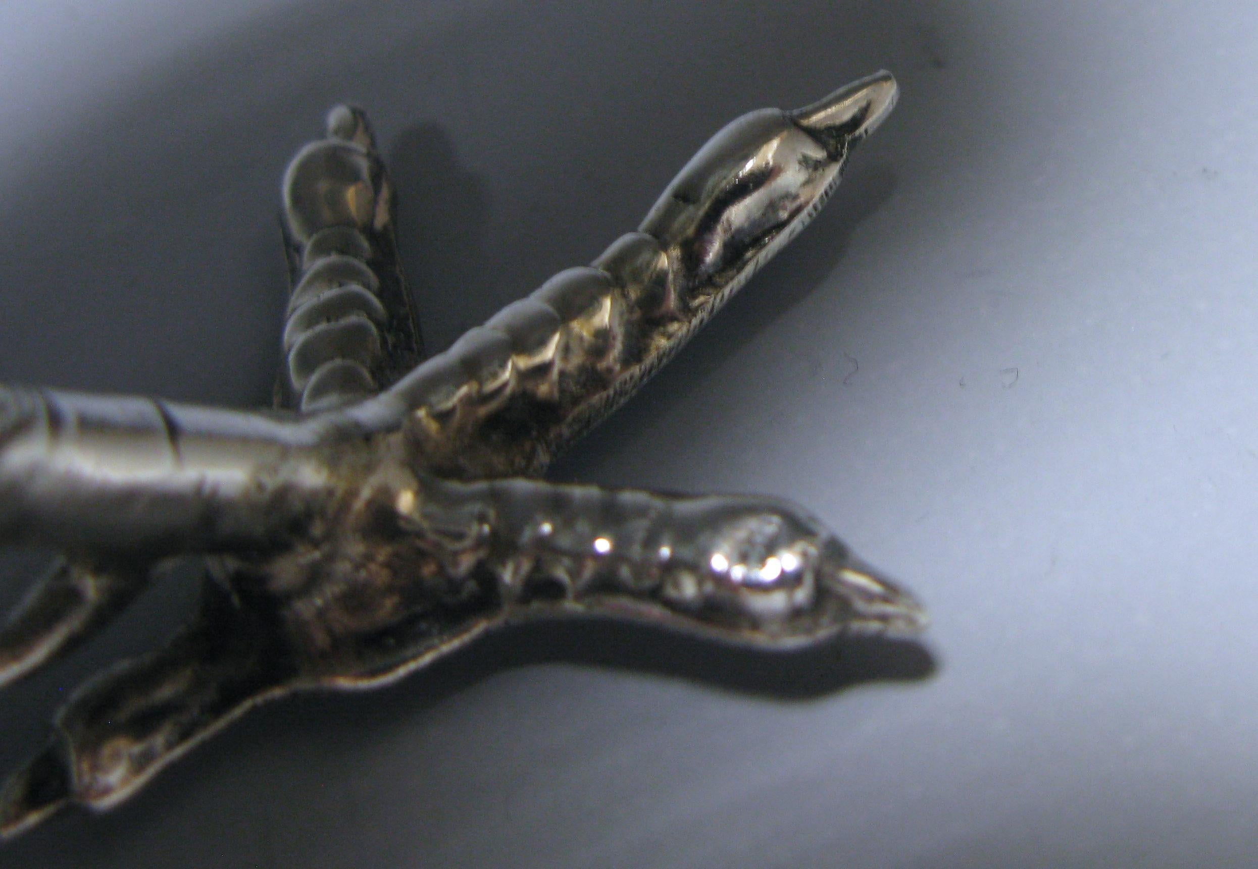 A delightful pair of Spanish silver pheasants realistically modelled. The ornamental pheasants are embellished with chased decoration reproducing the details of the bird’s plumage and anatomical features. 

Measures: Height of the largest bird 5.5