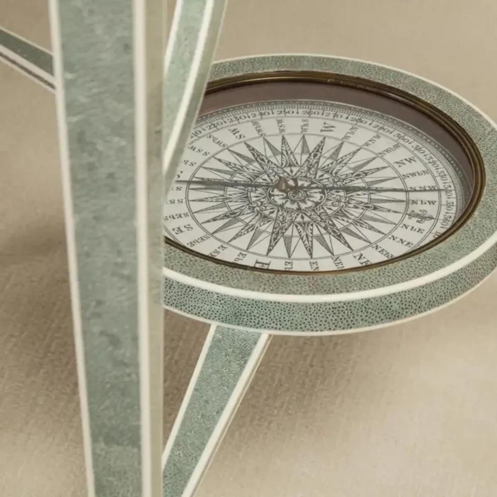 Une paire de globes de bibliothèque de 21″. Les gores de ce globe terrestre et céleste sur pied proviennent de globes Carys originaux de la fin du XVIIIe siècle. Chaque pièce contemporaine est placée sur un support tripode en galuchat dont les