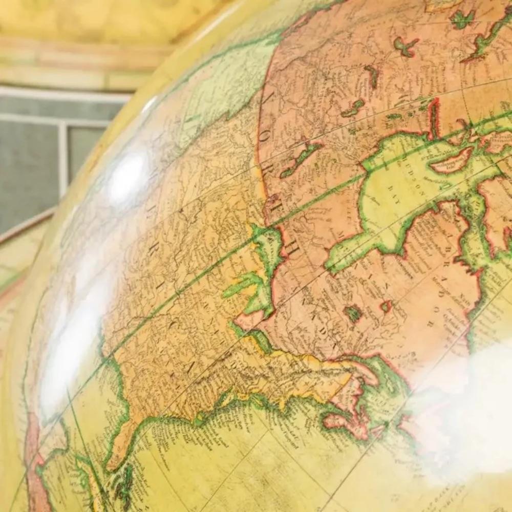 Anglais Paire de globes de bibliothèque contemporains de 21″ sur pied en vente