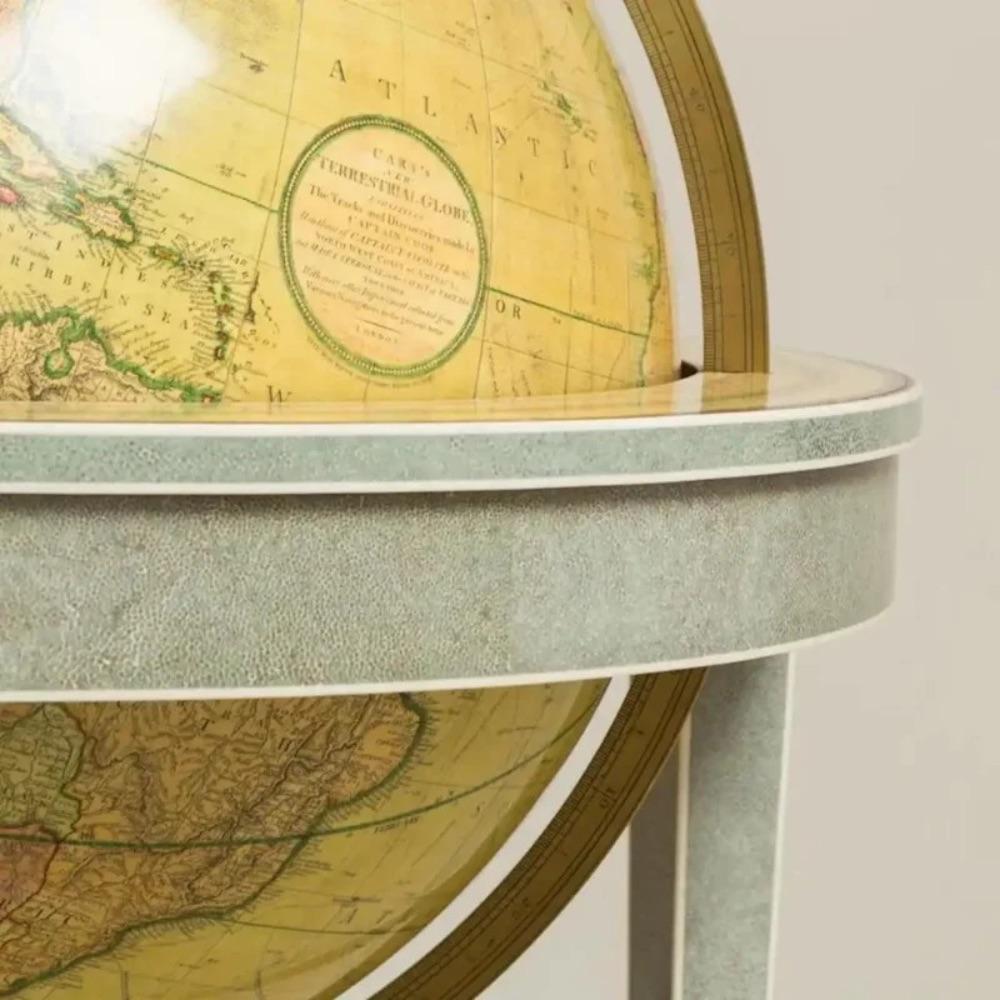Paire de globes de bibliothèque contemporains de 21″ sur pied Bon état - En vente à London, GB