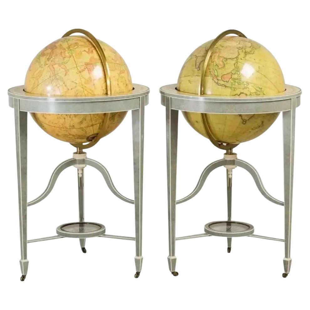 Paire de globes de bibliothèque contemporains de 21″ sur pied