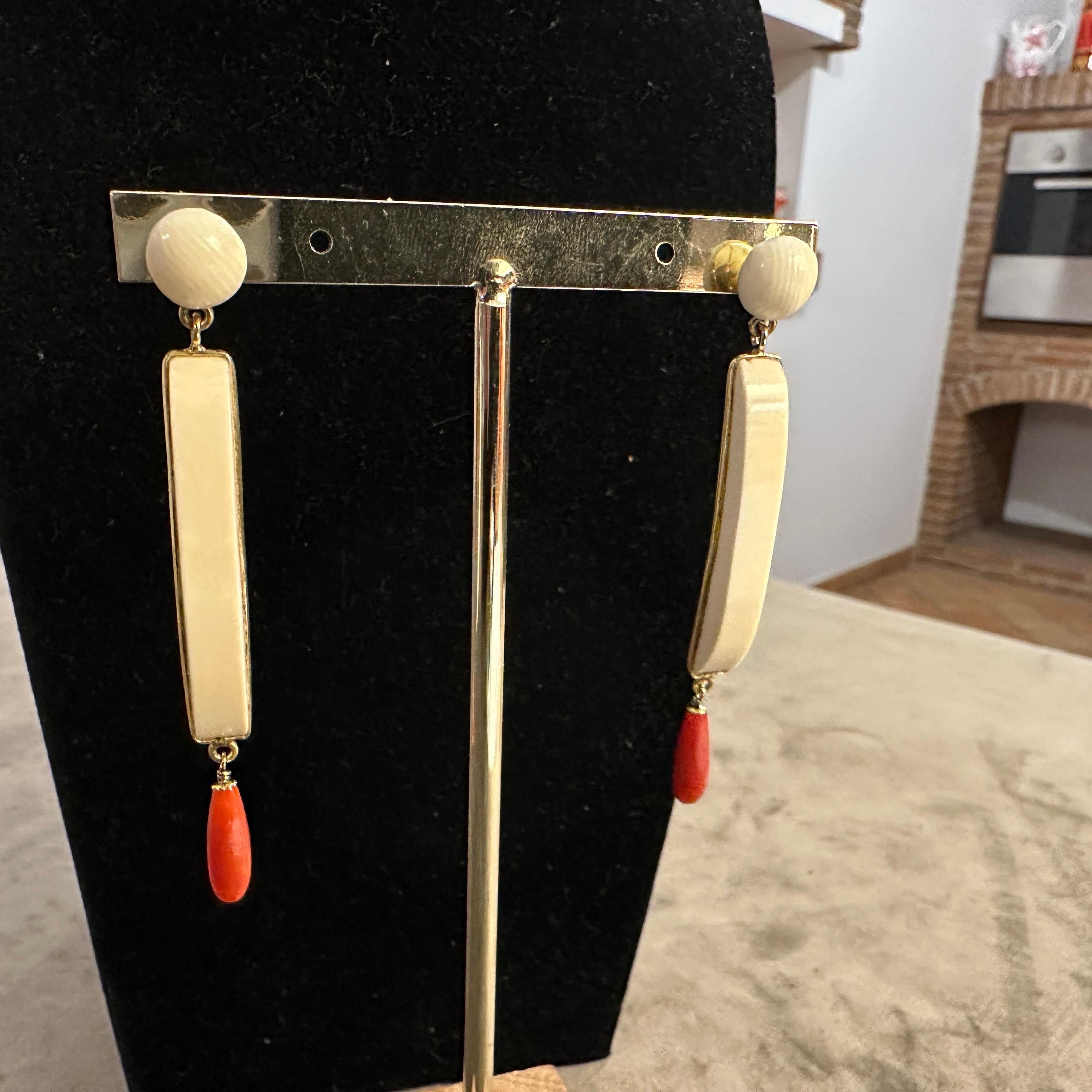 Dieses Paar Ohrringe von Carola Gioielli zeichnet sich durch ein raffiniertes Design aus, das natürliche MATERIALIEN mit eleganter Handwerkskunst verbindet. Die Ohrringe bestehen aus länglichen Knochenteilen, die von goldfarbenem Metall umrahmt sind