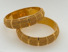 Un par de pulseras rígidas de oro amarillo de 22 quilates, Shantilal Chatrabhuj Sagar