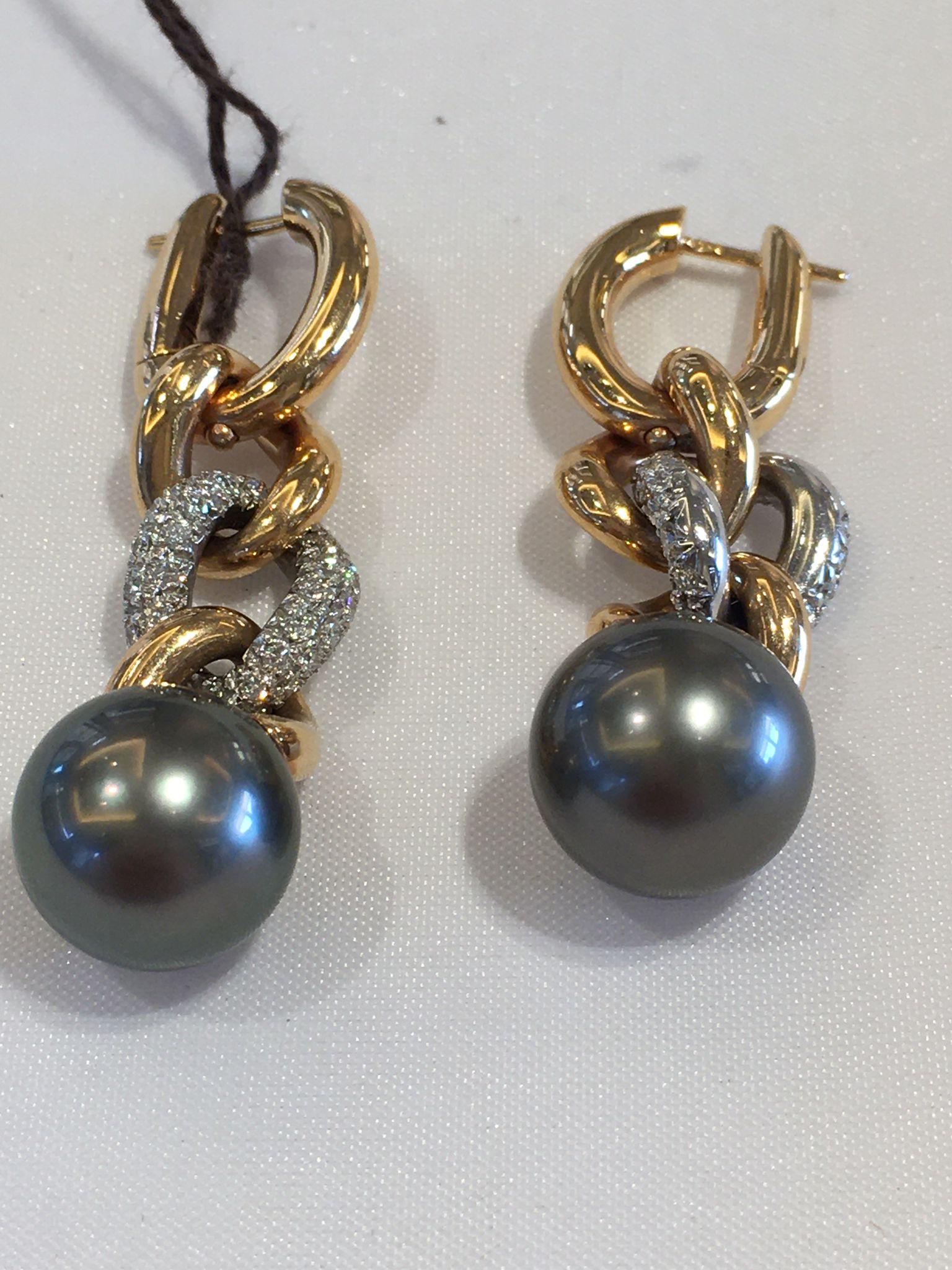 Néoclassique Une paire de boucles d'oreilles en or rose 18 carats et diamants avec perles sombres de Tahiti de plus de 5 carats en vente