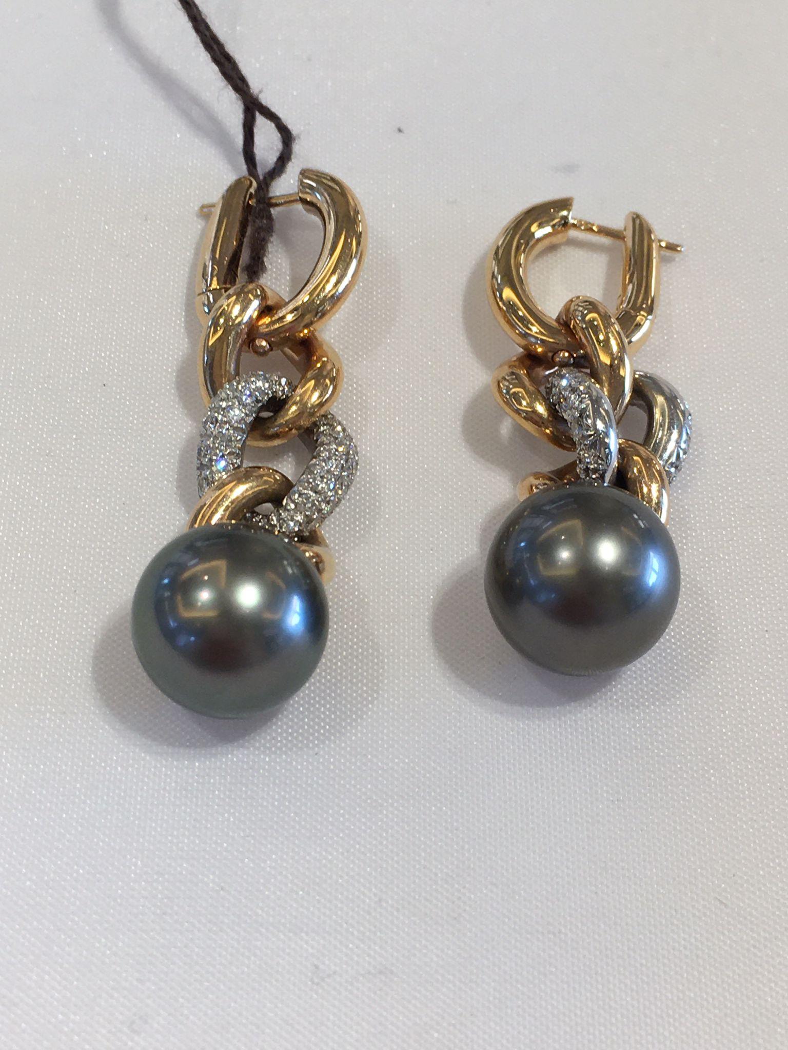 Women's A pair of 5+ plus Tahitian dark pearl 18kt Rose gold and diamonds earring For Sale