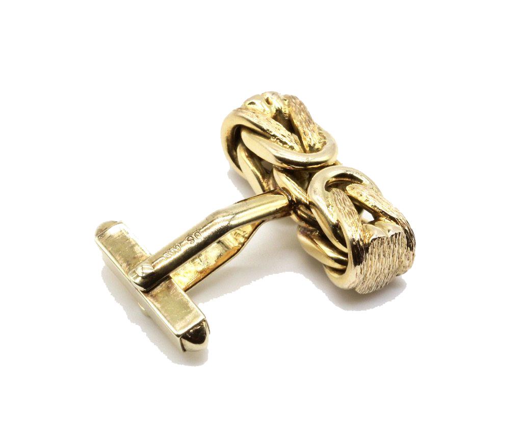 A pair of Gentleman's 9 Kt yellow gold intertwining textured and polished chain block cufflinks, with swivel fittings.
Import hallmarks for London 1973