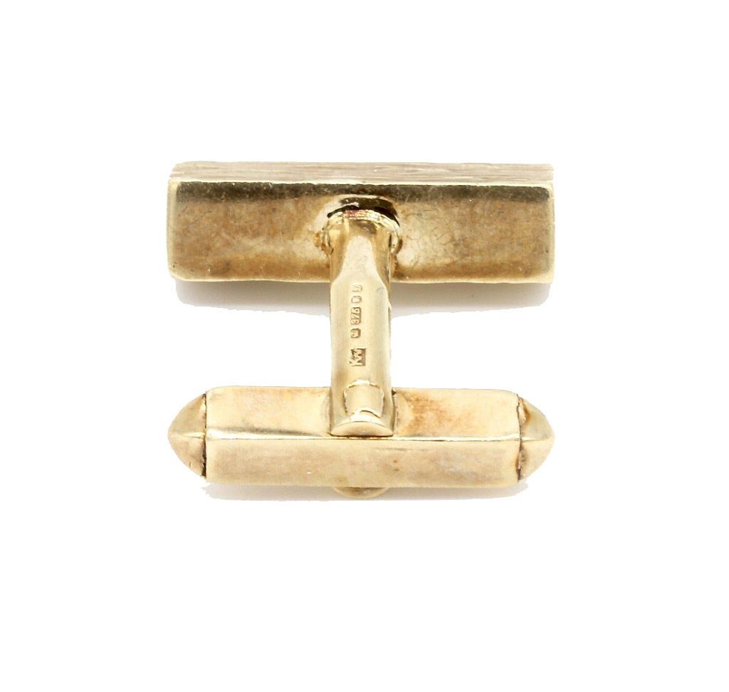Pair of 9 Kt Yellow Gold Bark Effect Baton Cufflinks with Swivel Fittings In Good Condition For Sale In Windsor Forest, Berkshire