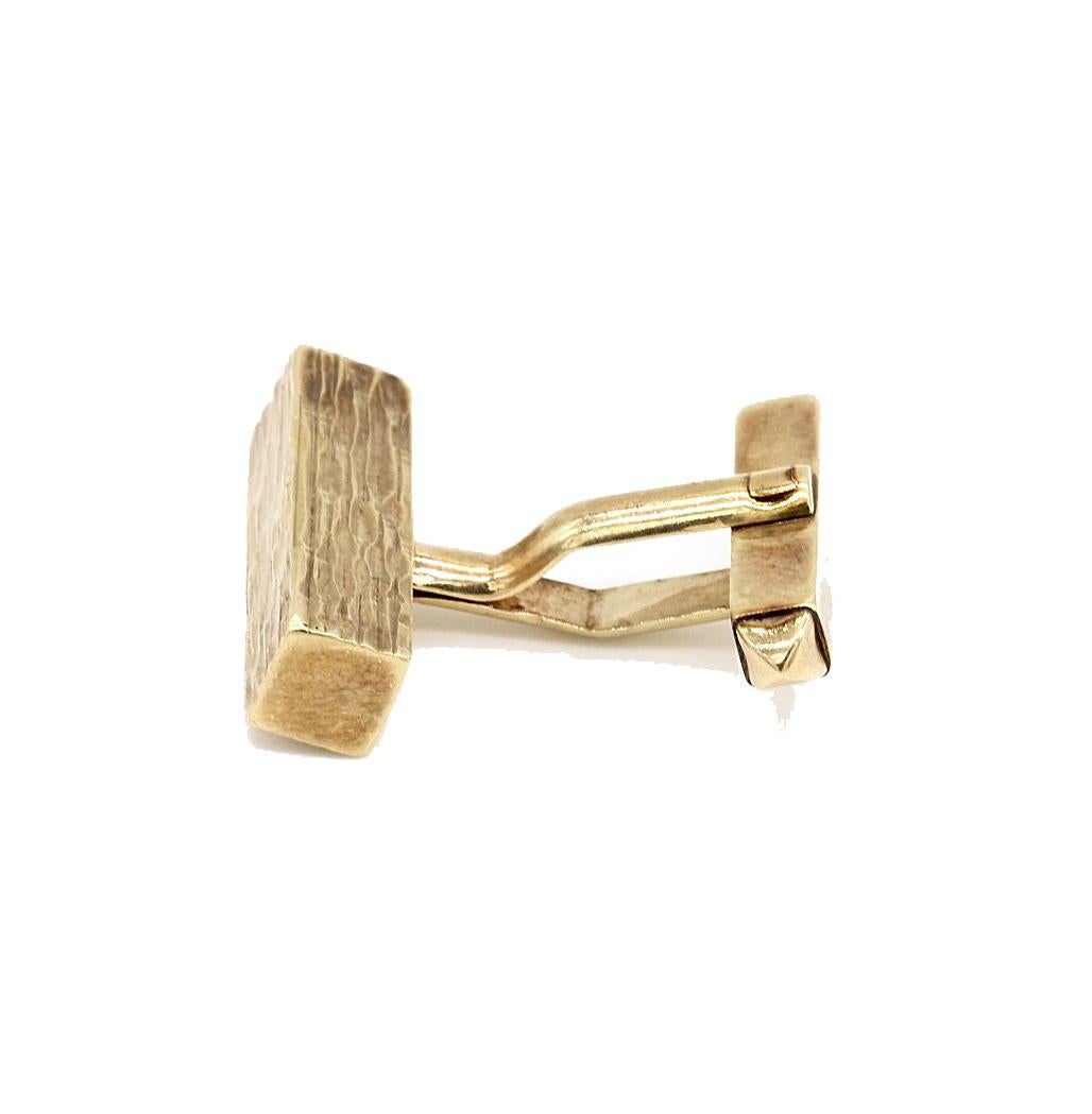 Men's Pair of 9 Kt Yellow Gold Bark Effect Baton Cufflinks with Swivel Fittings For Sale