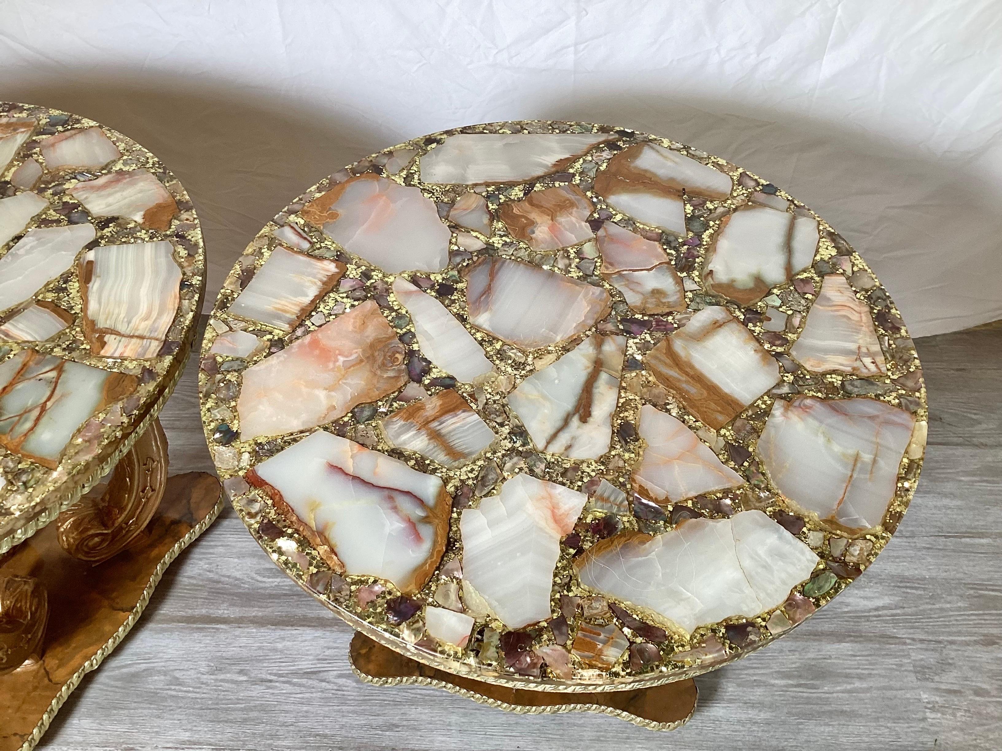 Paar Beistelltische aus Abalone-Muschel und vergoldet (Mexikanisch) im Angebot