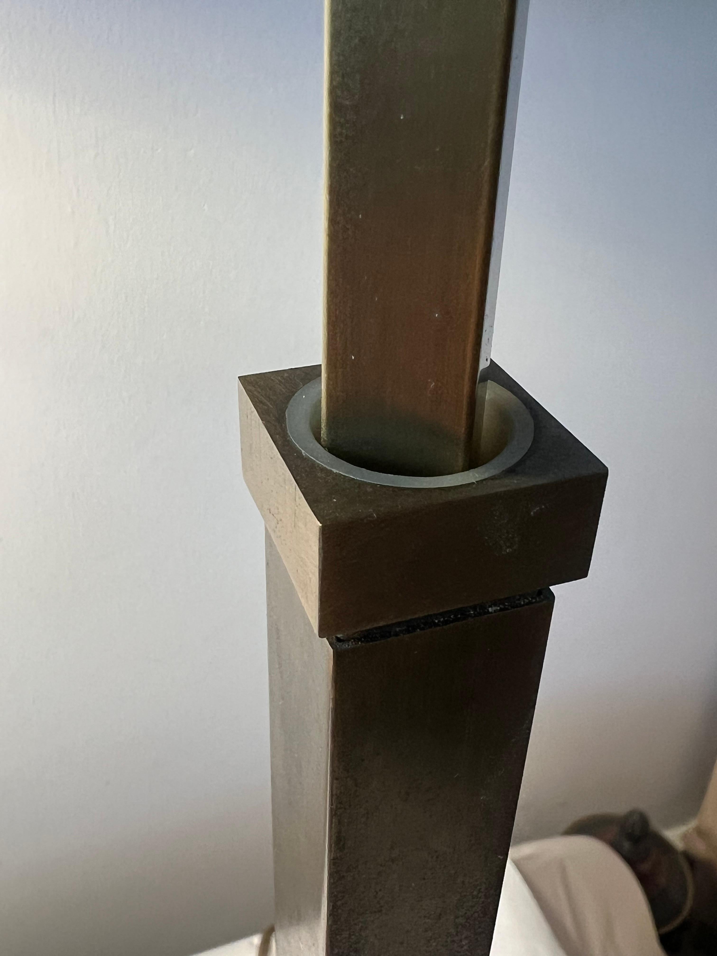 Paire de lampes de table à hauteur réglable en bronze vers 1960 en vente 8