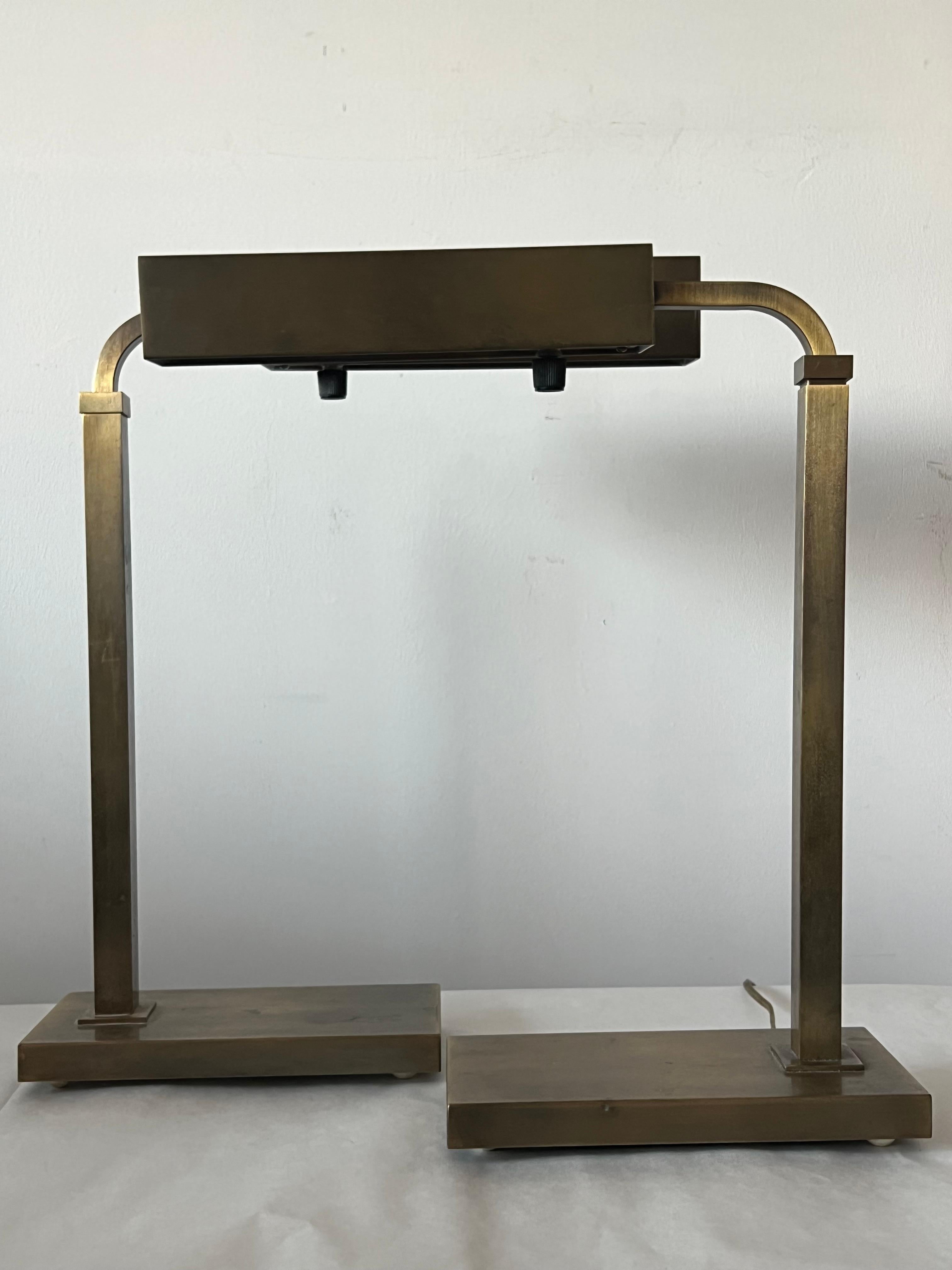 Paire de lampes de table à hauteur réglable en bronze vers 1960 en vente 11