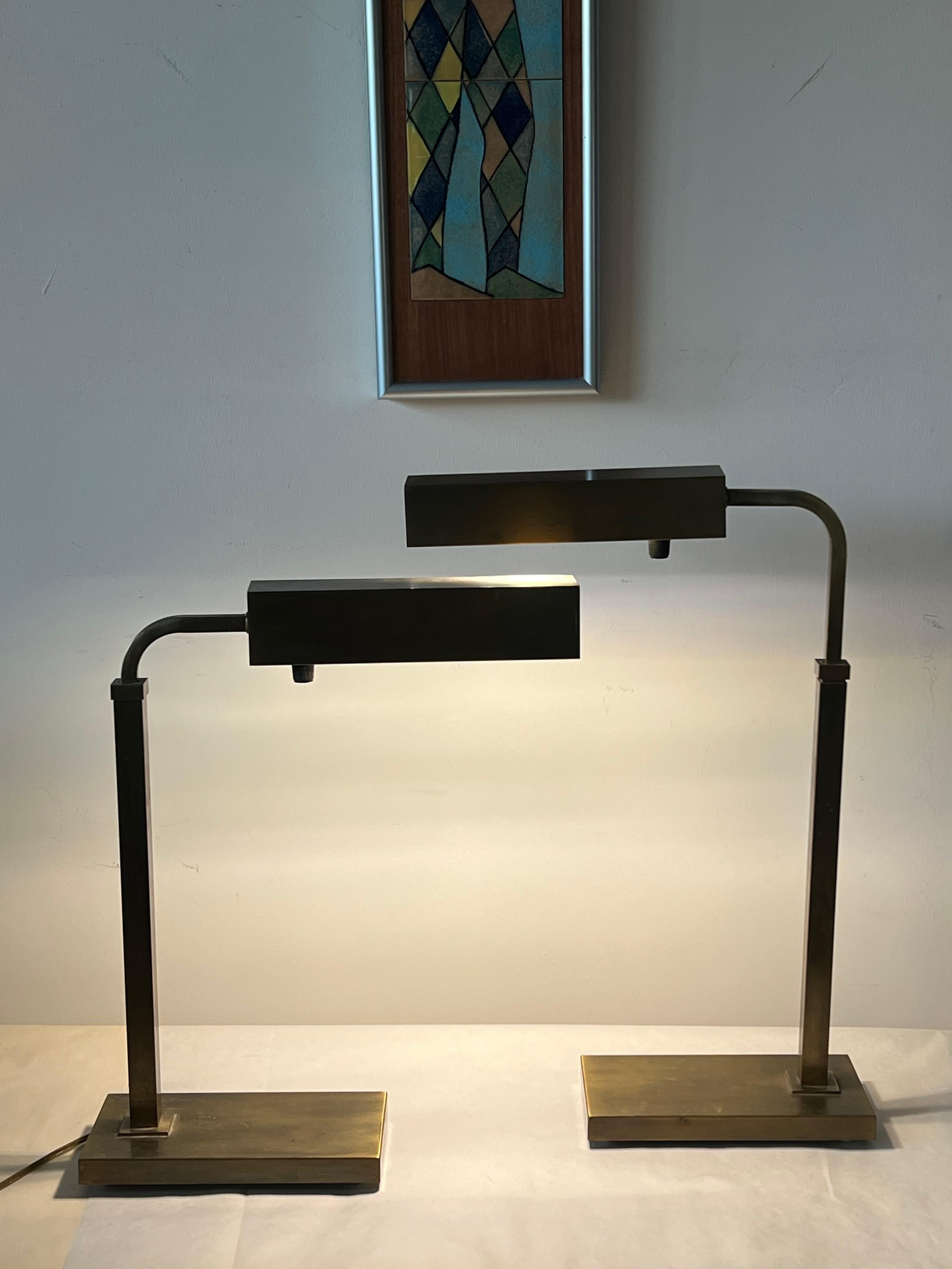Paire de lampes de table inhabituelles datant des années 1960, en bronze, finition brossée/satinée. Hauteur réglable (de 18,5 à 25,5 pouces), interrupteurs à intensité variable, lourdeur et qualité de fabrication. Douilles en porcelaine, les