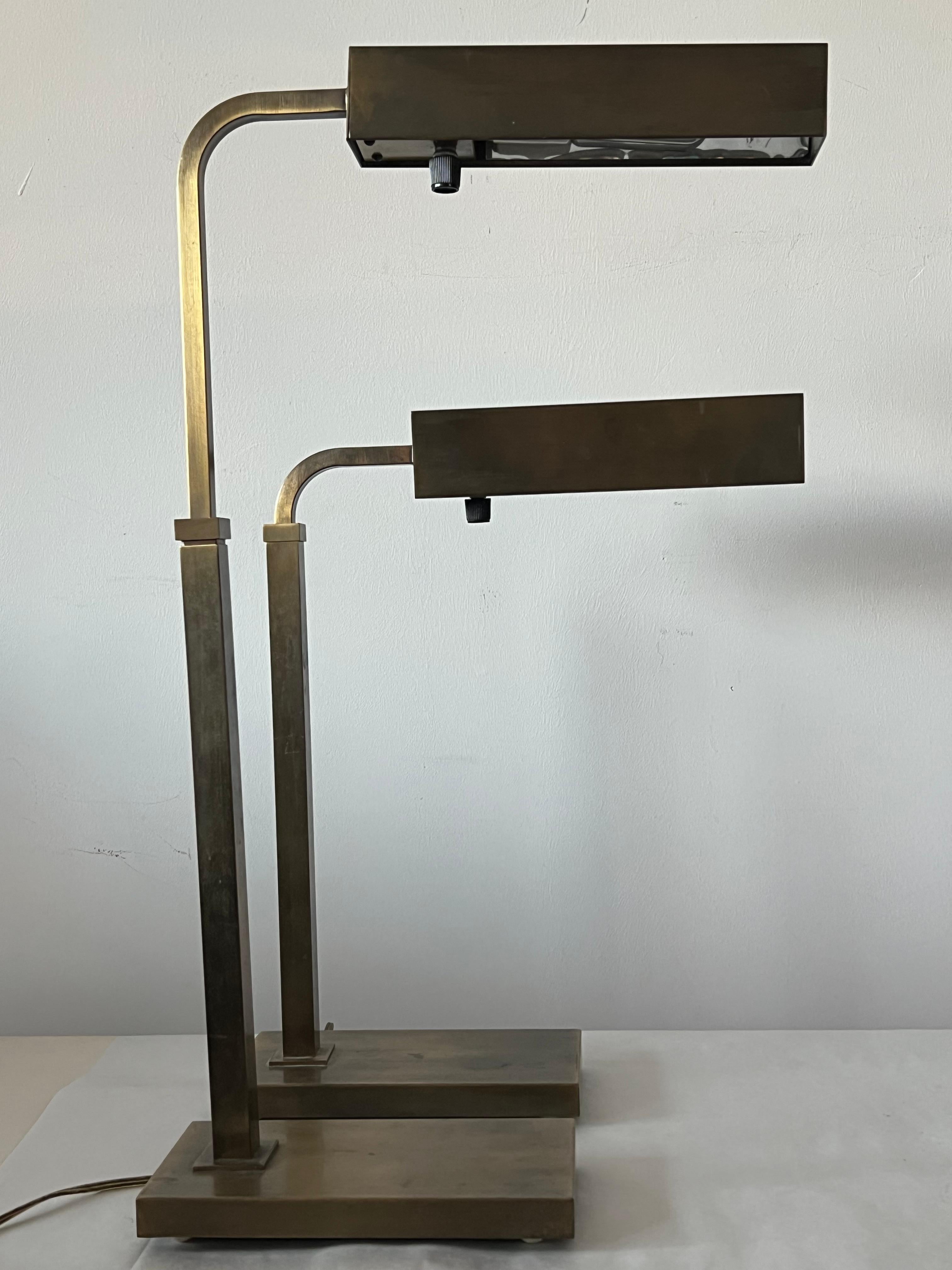 Mid-Century Modern Paire de lampes de table à hauteur réglable en bronze vers 1960 en vente