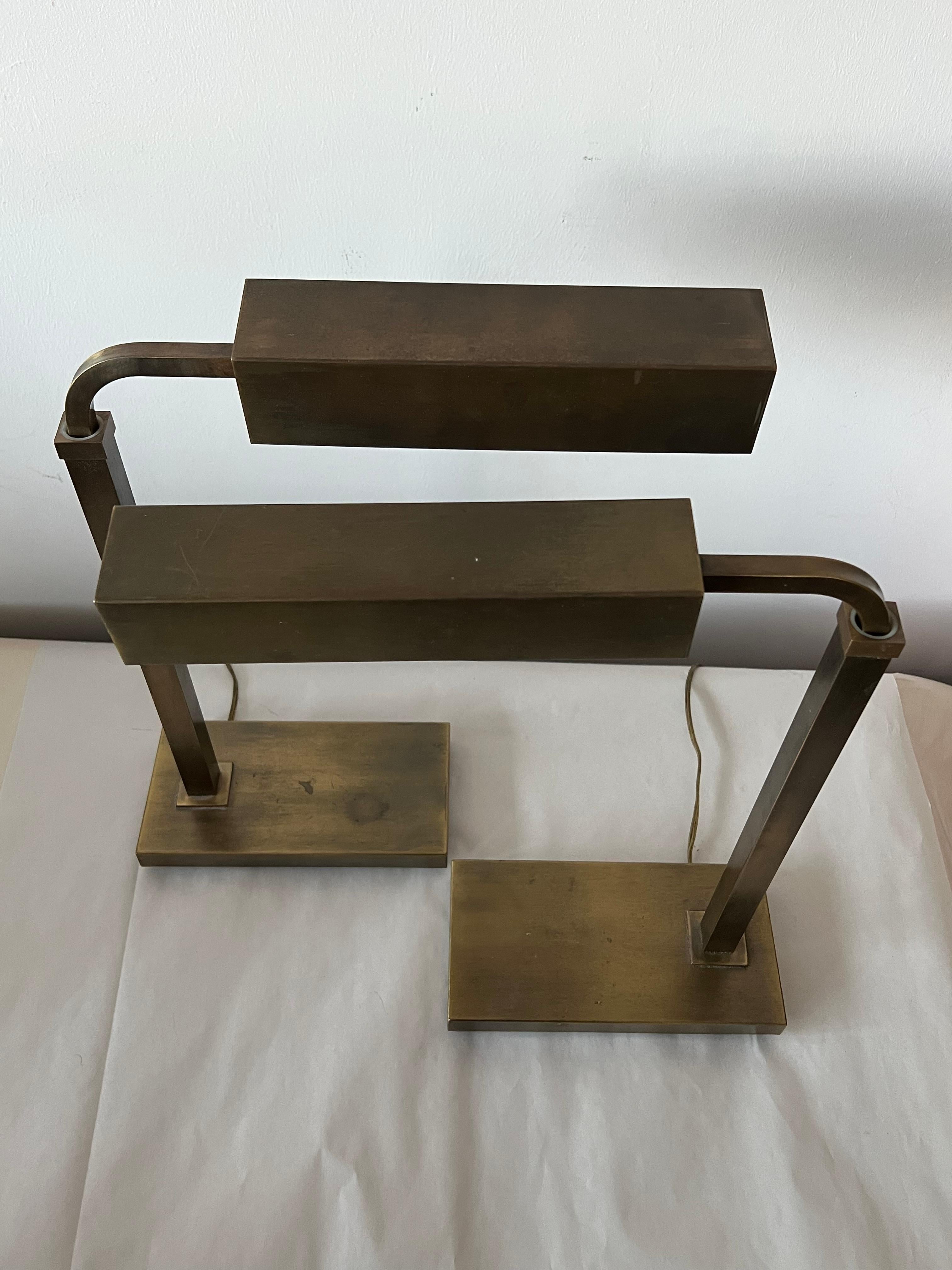 Américain Paire de lampes de table à hauteur réglable en bronze vers 1960 en vente