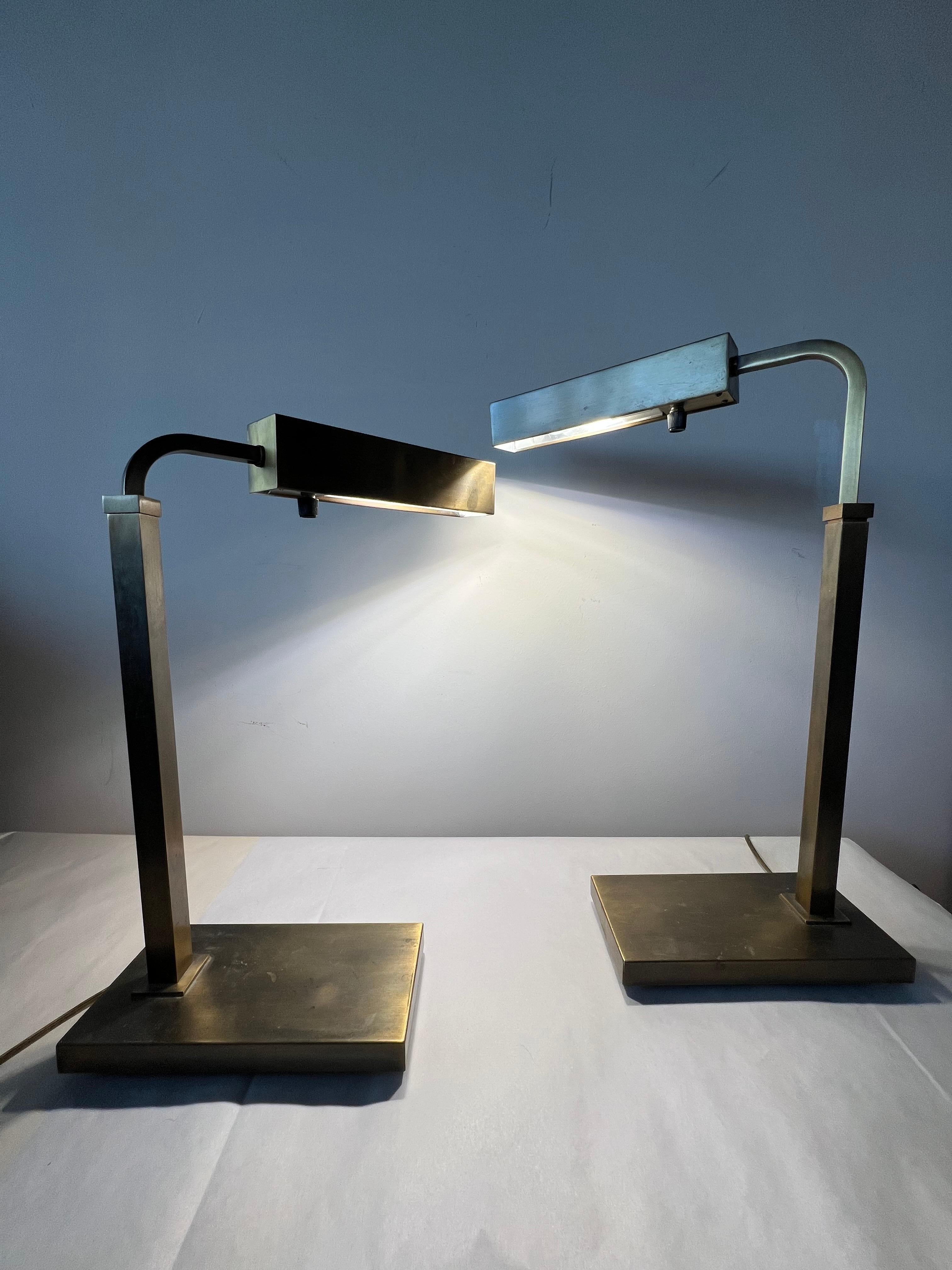 Milieu du XXe siècle Paire de lampes de table à hauteur réglable en bronze vers 1960 en vente