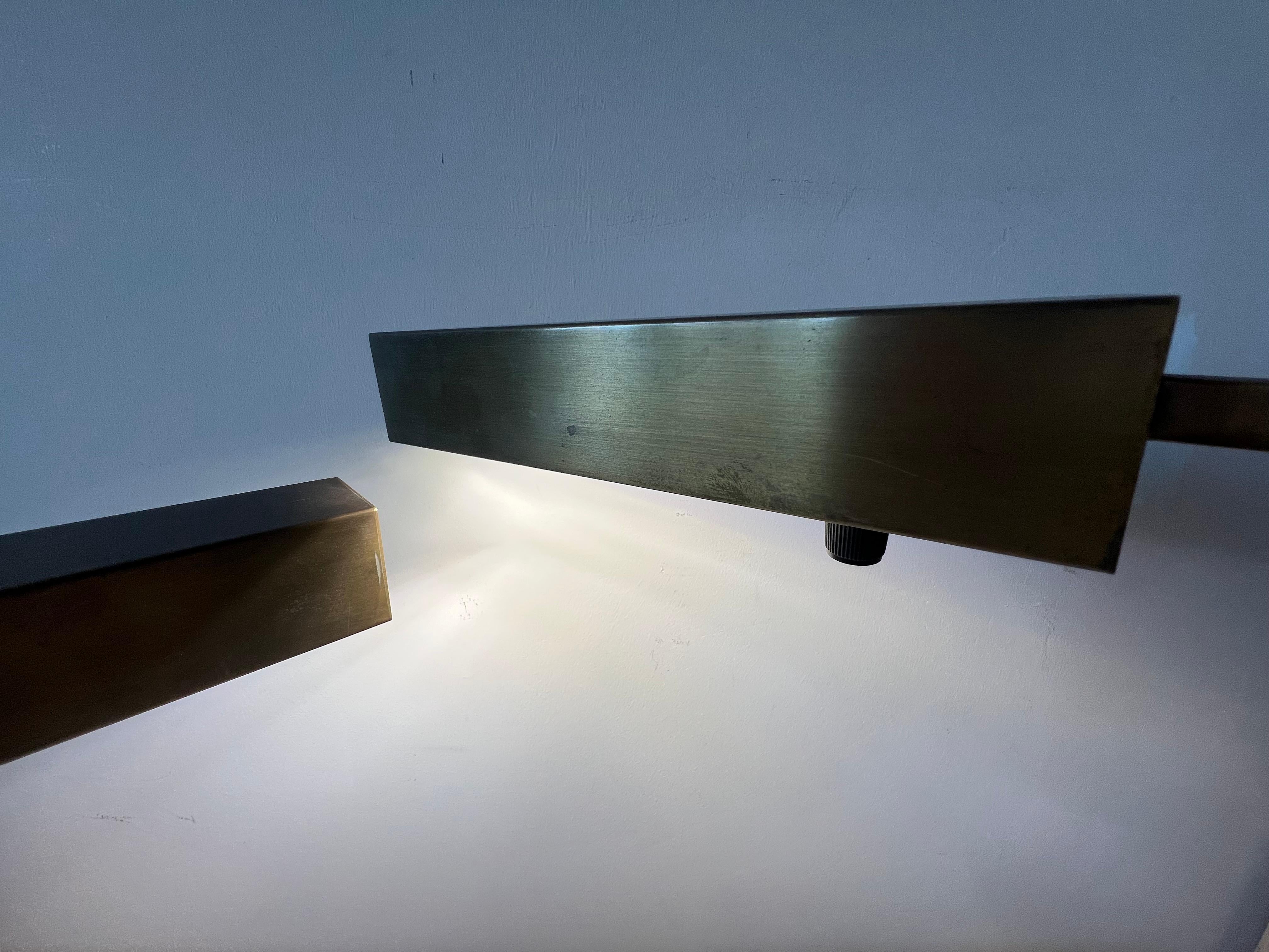Laiton Paire de lampes de table à hauteur réglable en bronze vers 1960 en vente