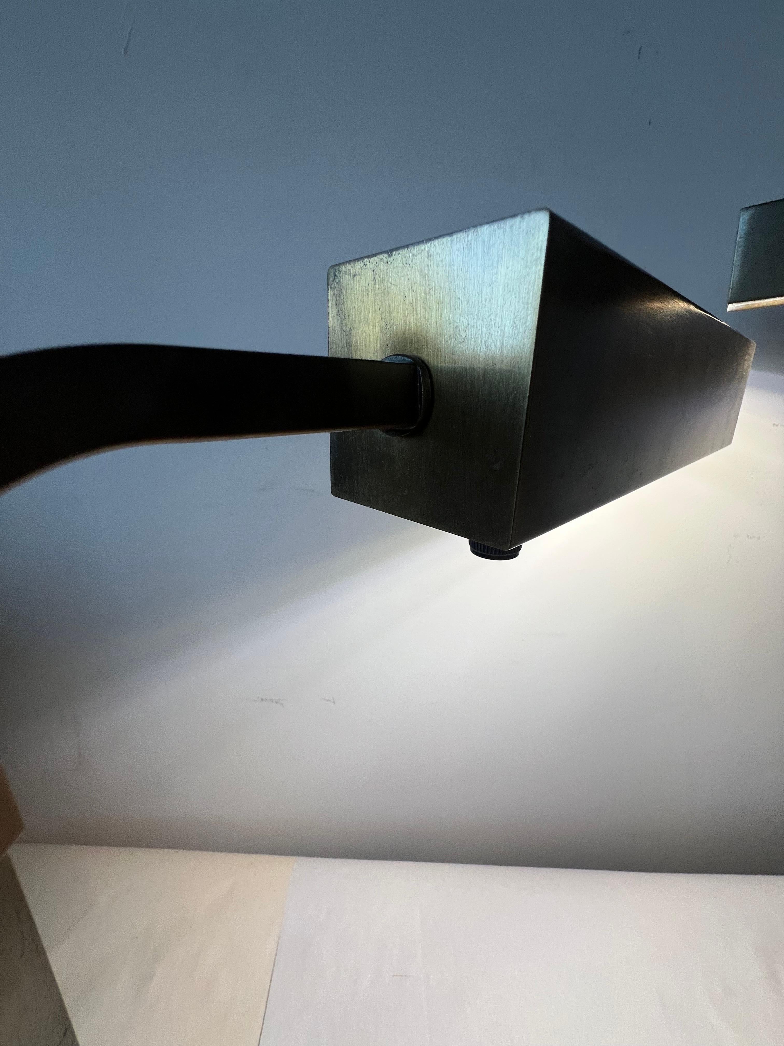 Paire de lampes de table à hauteur réglable en bronze vers 1960 en vente 1