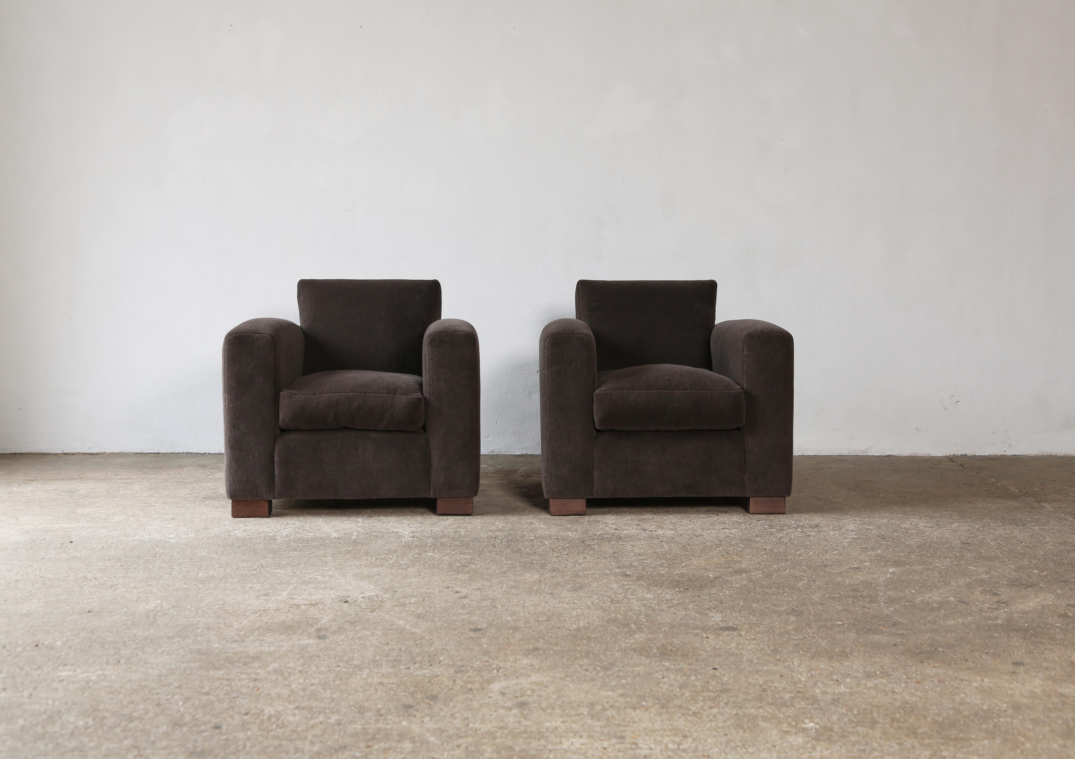 Un par de sillones Club, tapizados en alpaca pura en venta 3