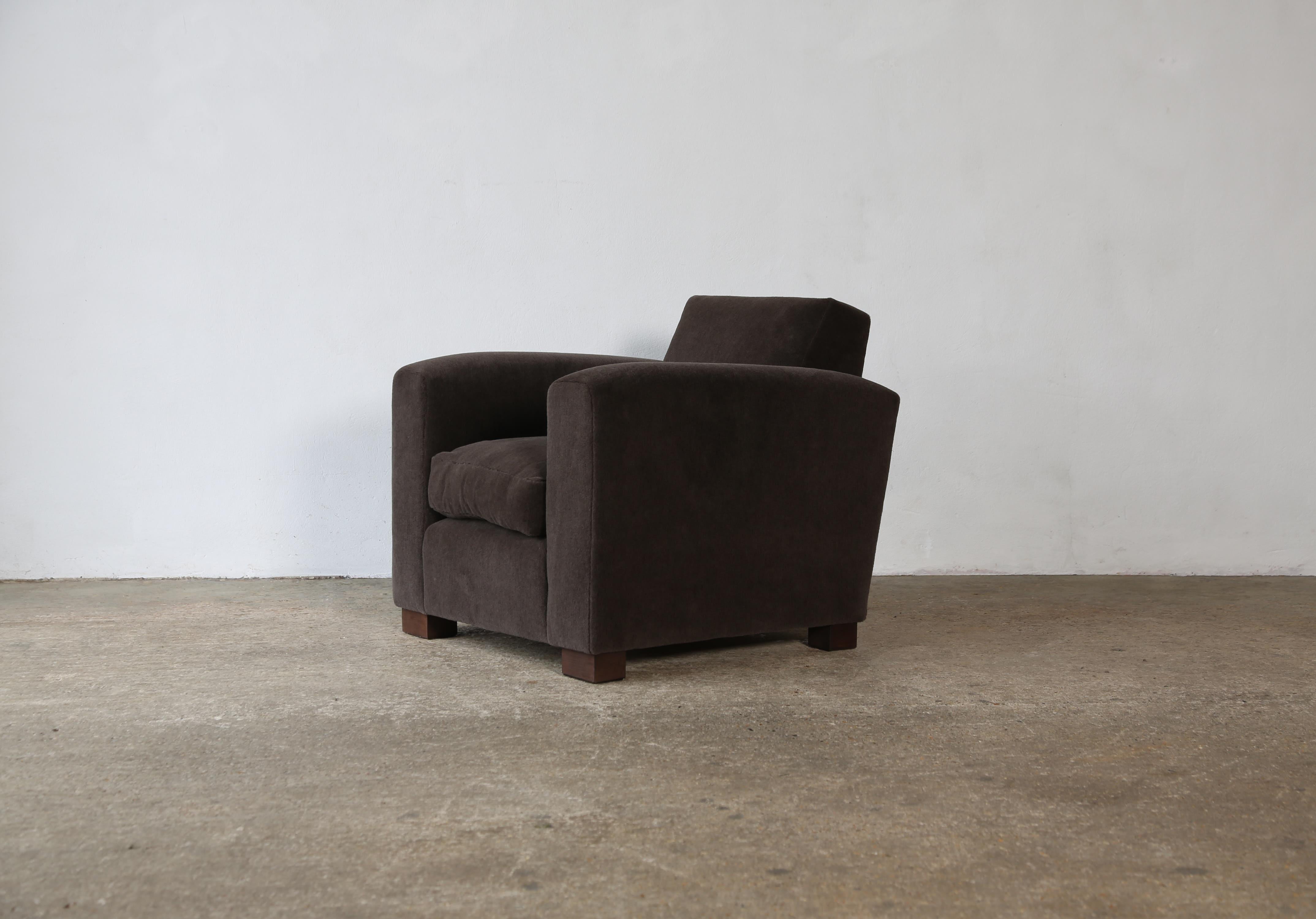 Un par de sillones Club, tapizados en alpaca pura en venta 4