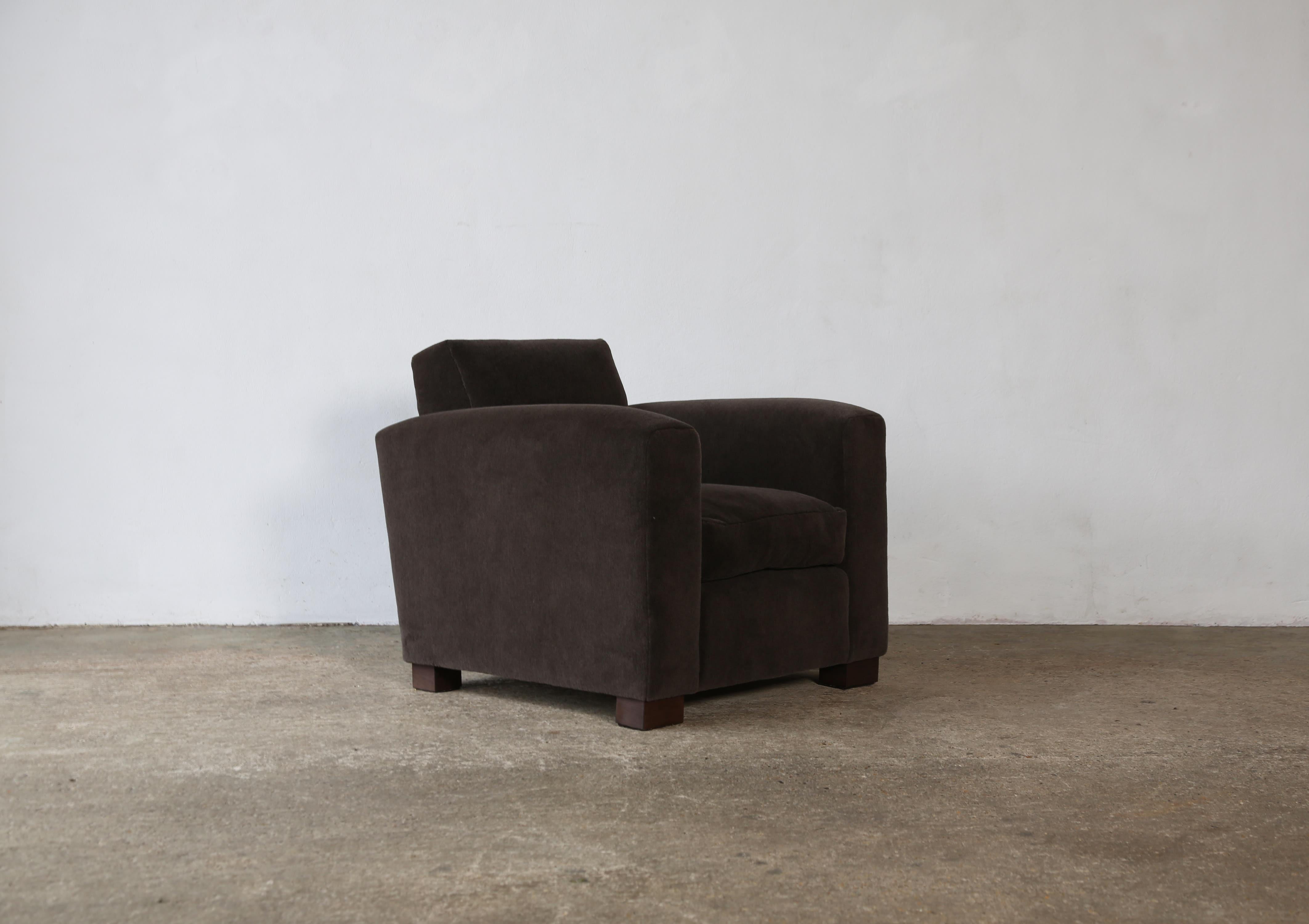 Un par de sillones Club, tapizados en alpaca pura en venta 6